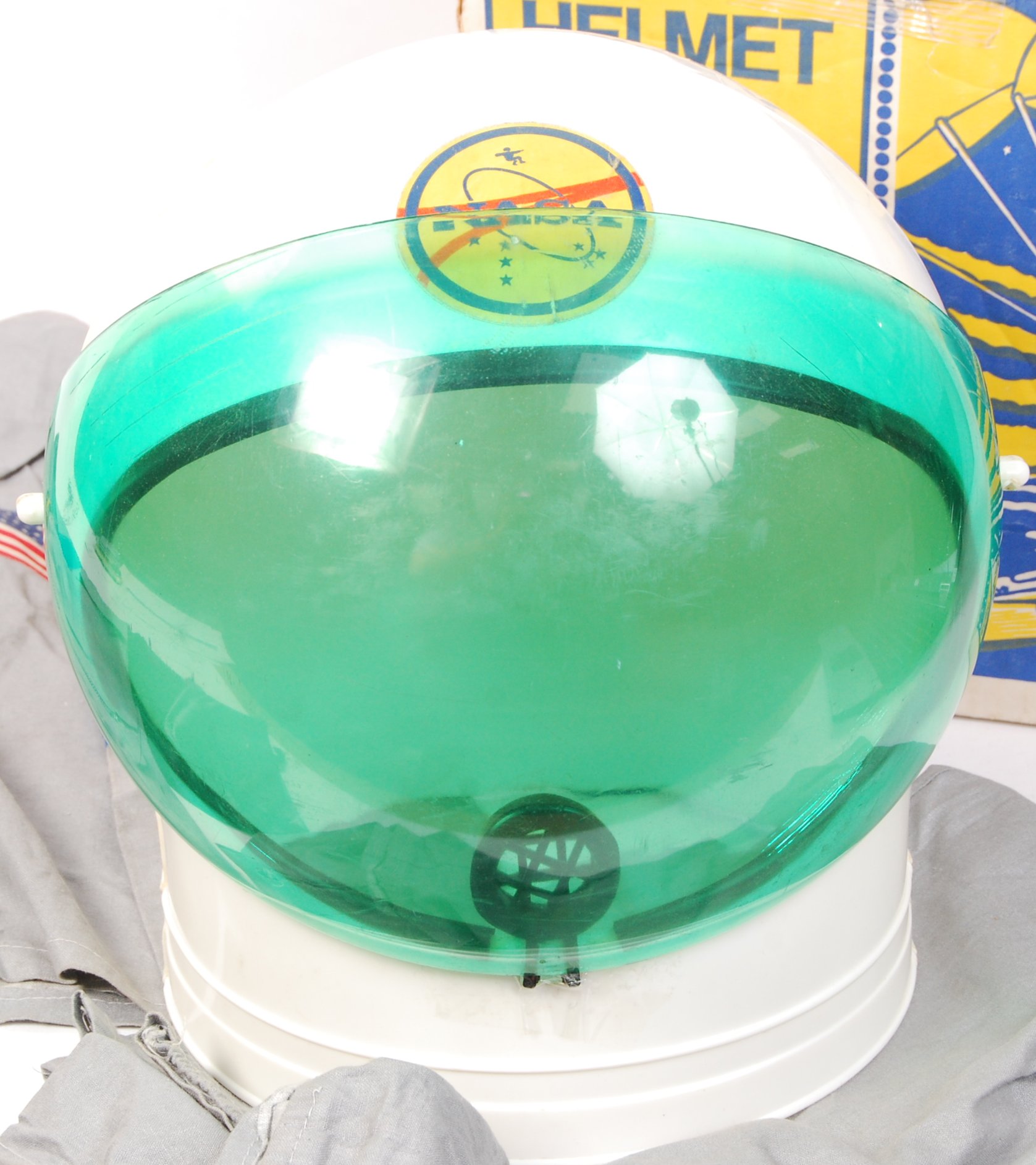 VINTAGE DEKKER ASTRONAUT SPACE HELMET - Image 5 of 7