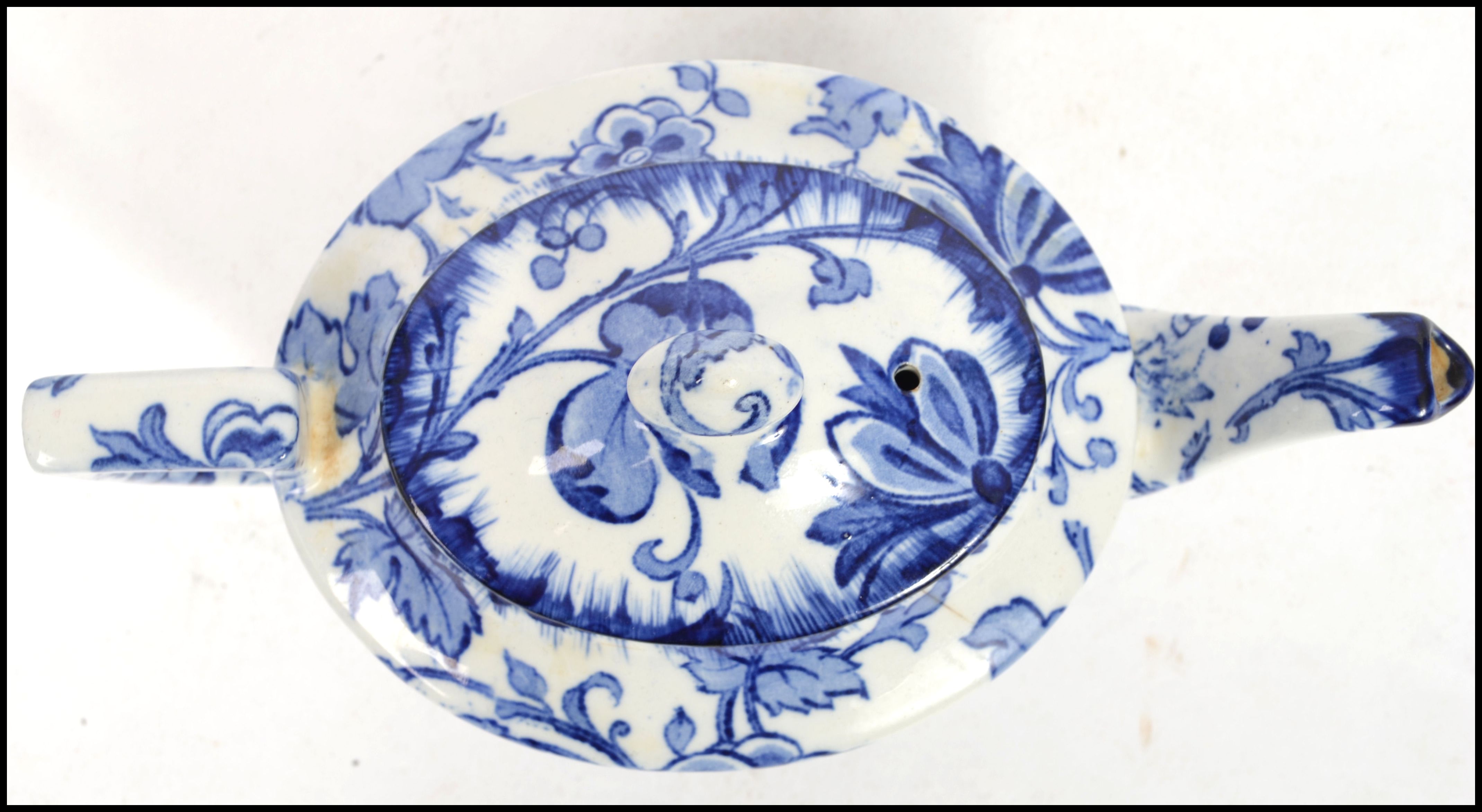 An early 20th century blue and white ceramic teapo - Image 5 of 7