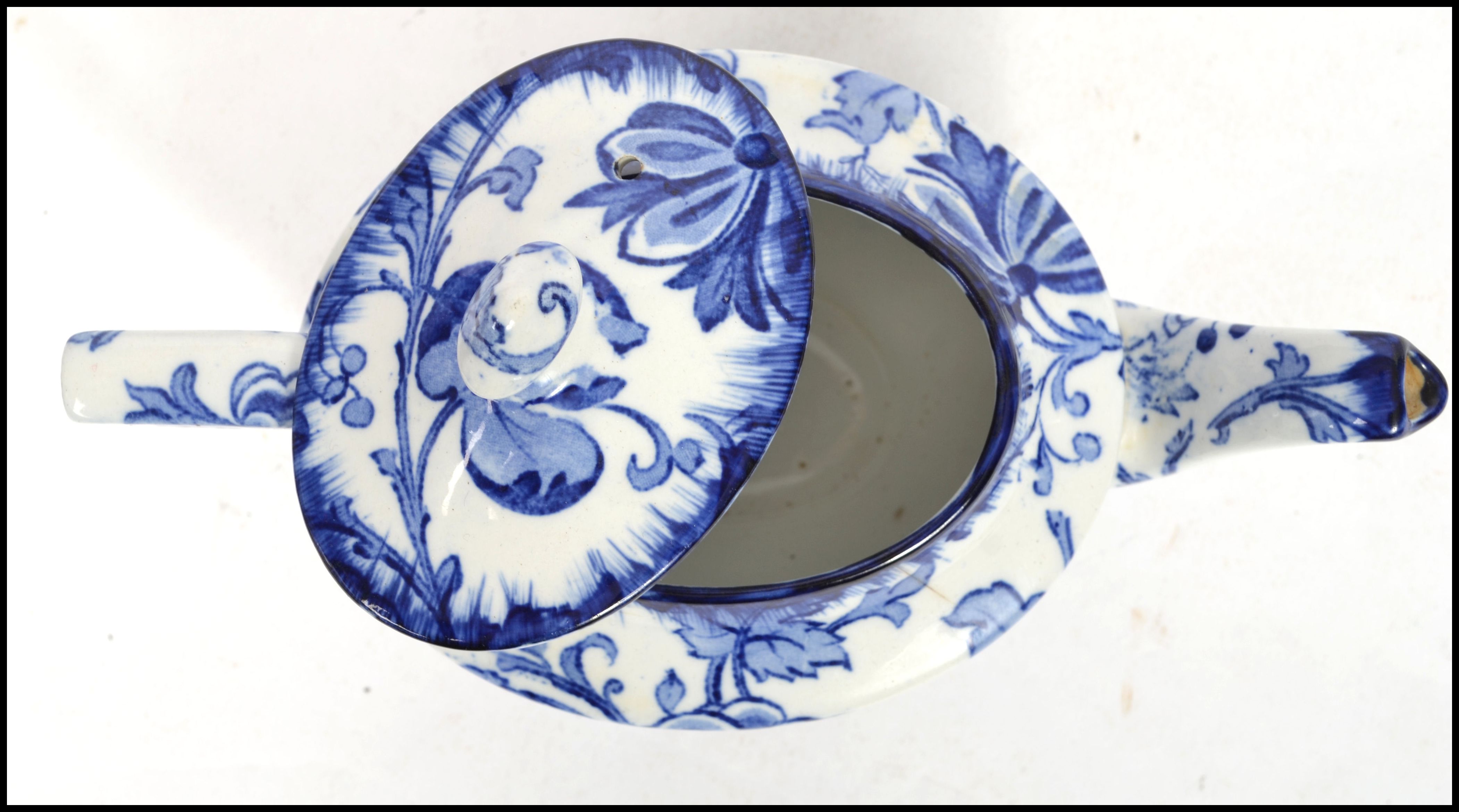 An early 20th century blue and white ceramic teapo - Image 6 of 7