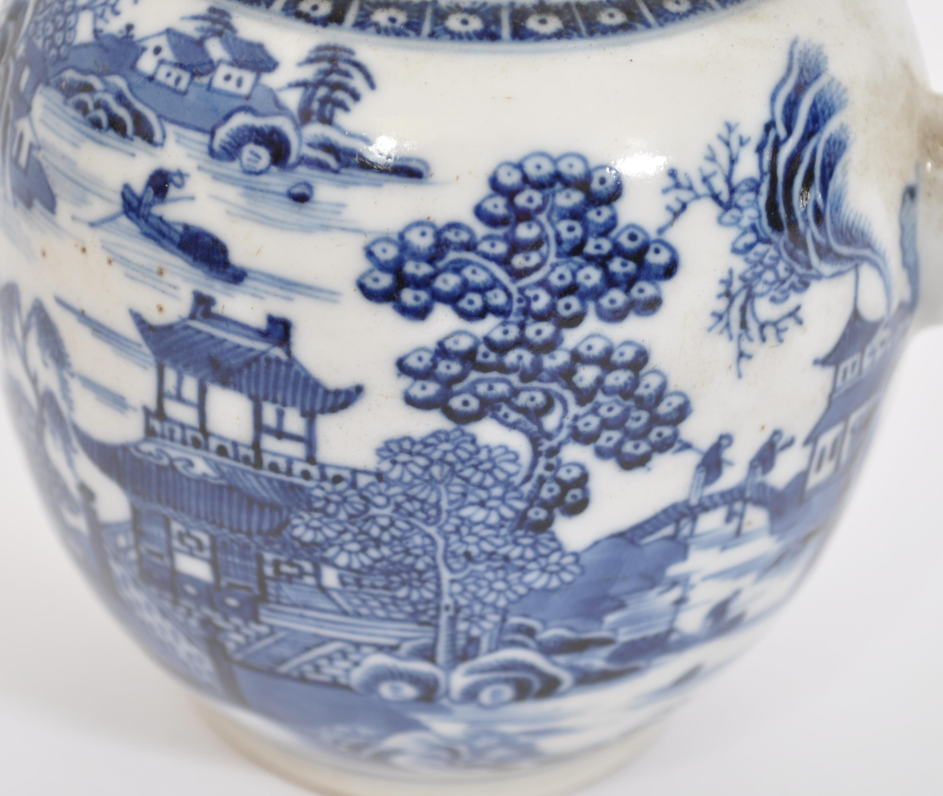 An 18th century Chinese blue and white teapot in the willow pattern. The teapot with scene of - Image 5 of 6