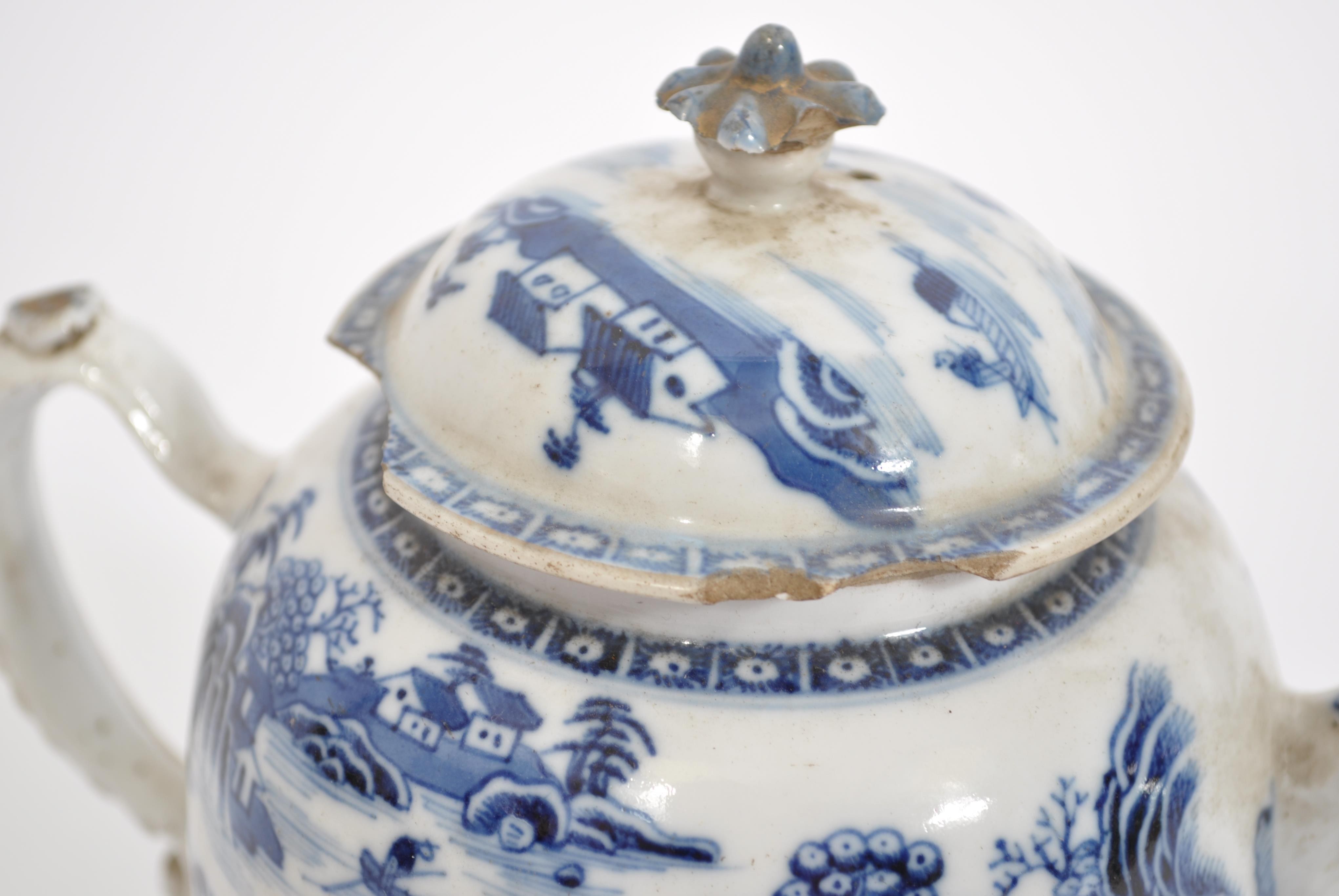 An 18th century Chinese blue and white teapot in the willow pattern. The teapot with scene of - Image 4 of 6