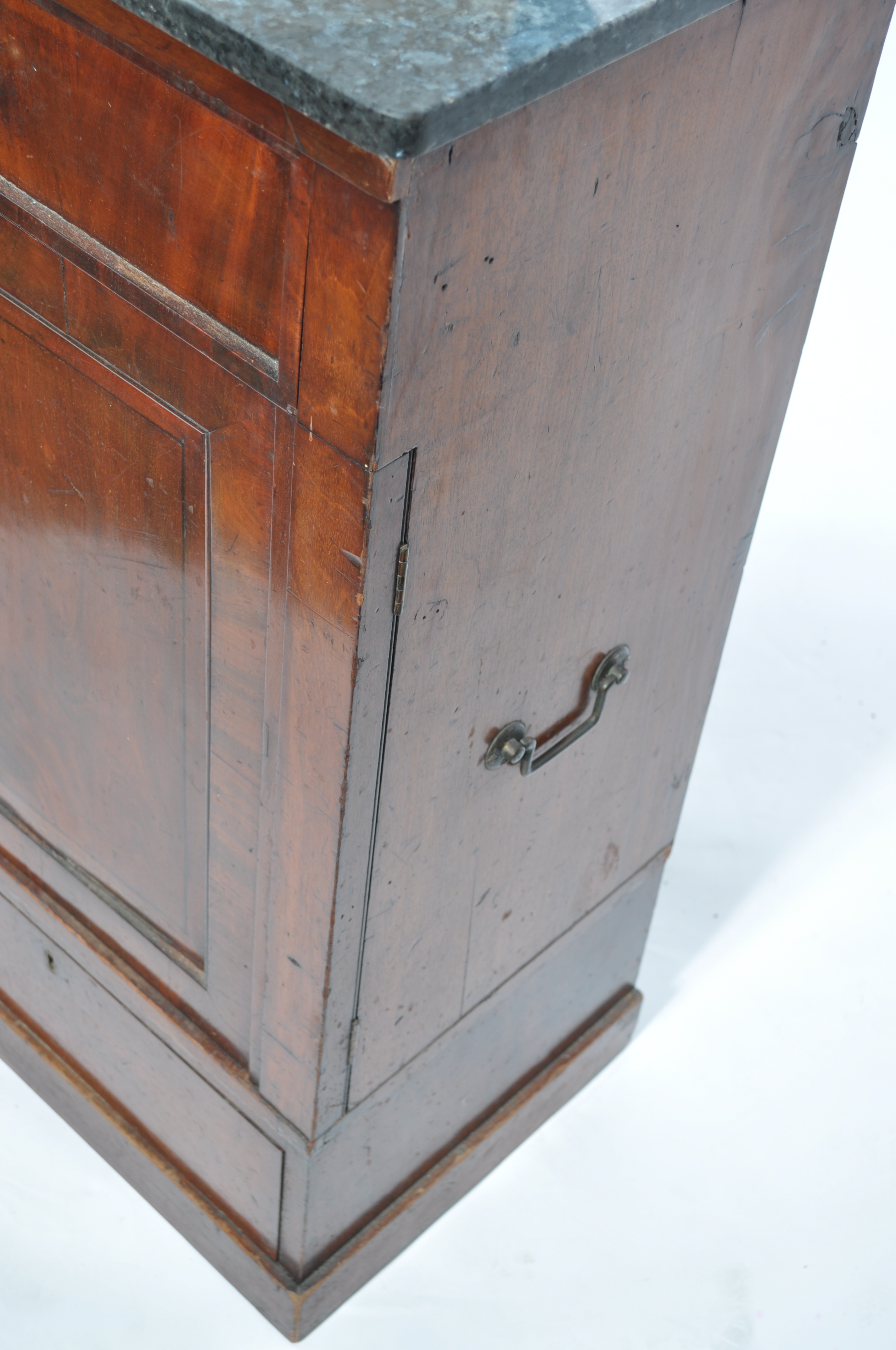 A 19th century Regency mahogany and marble top collectors / specimen cabinet. Raised on a plinth - Image 8 of 10