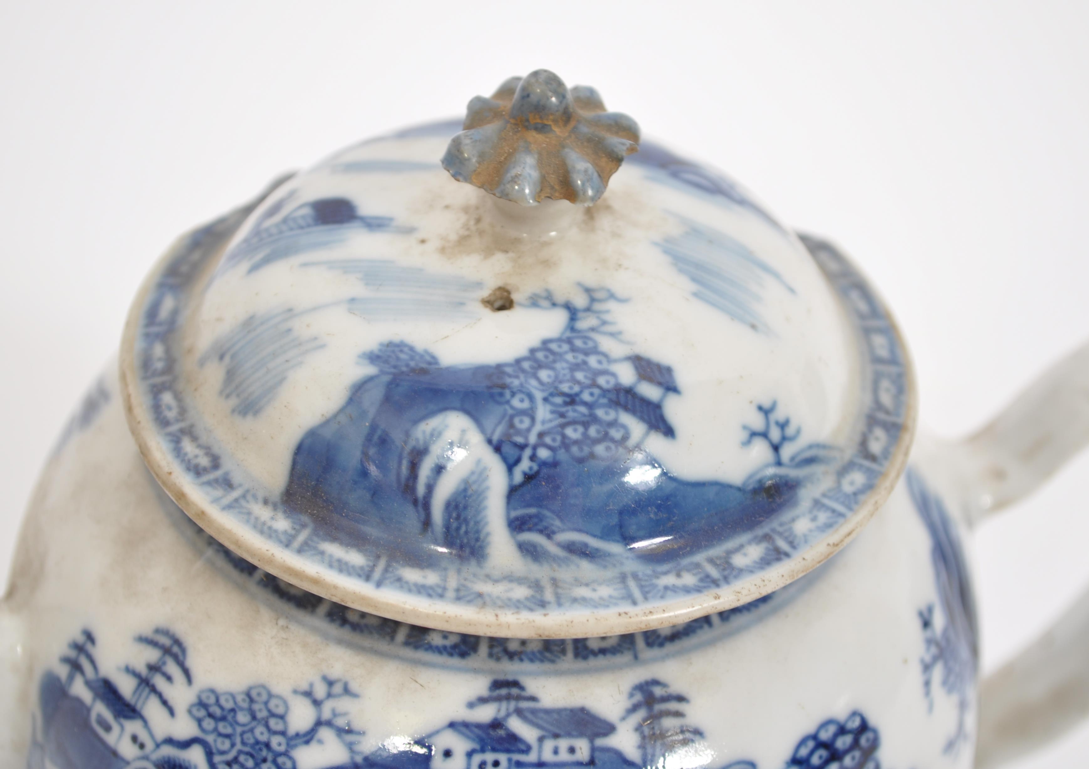 An 18th century Chinese blue and white teapot in the willow pattern. The teapot with scene of - Image 2 of 6