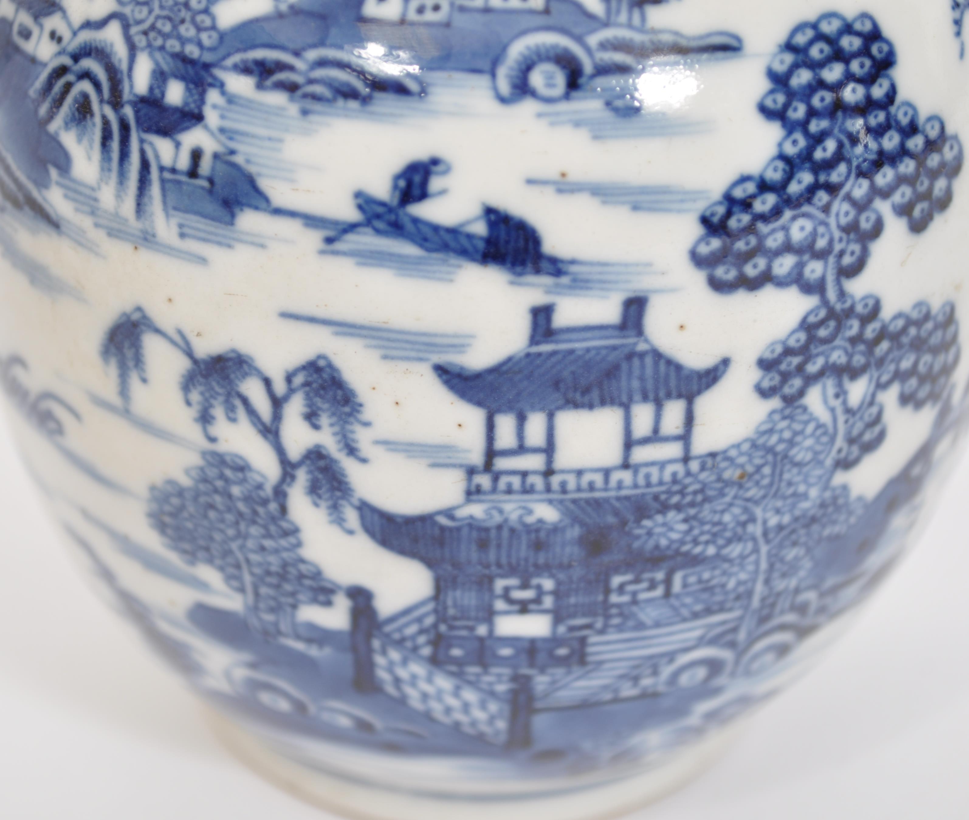 An 18th century Chinese blue and white teapot in the willow pattern. The teapot with scene of - Image 3 of 6