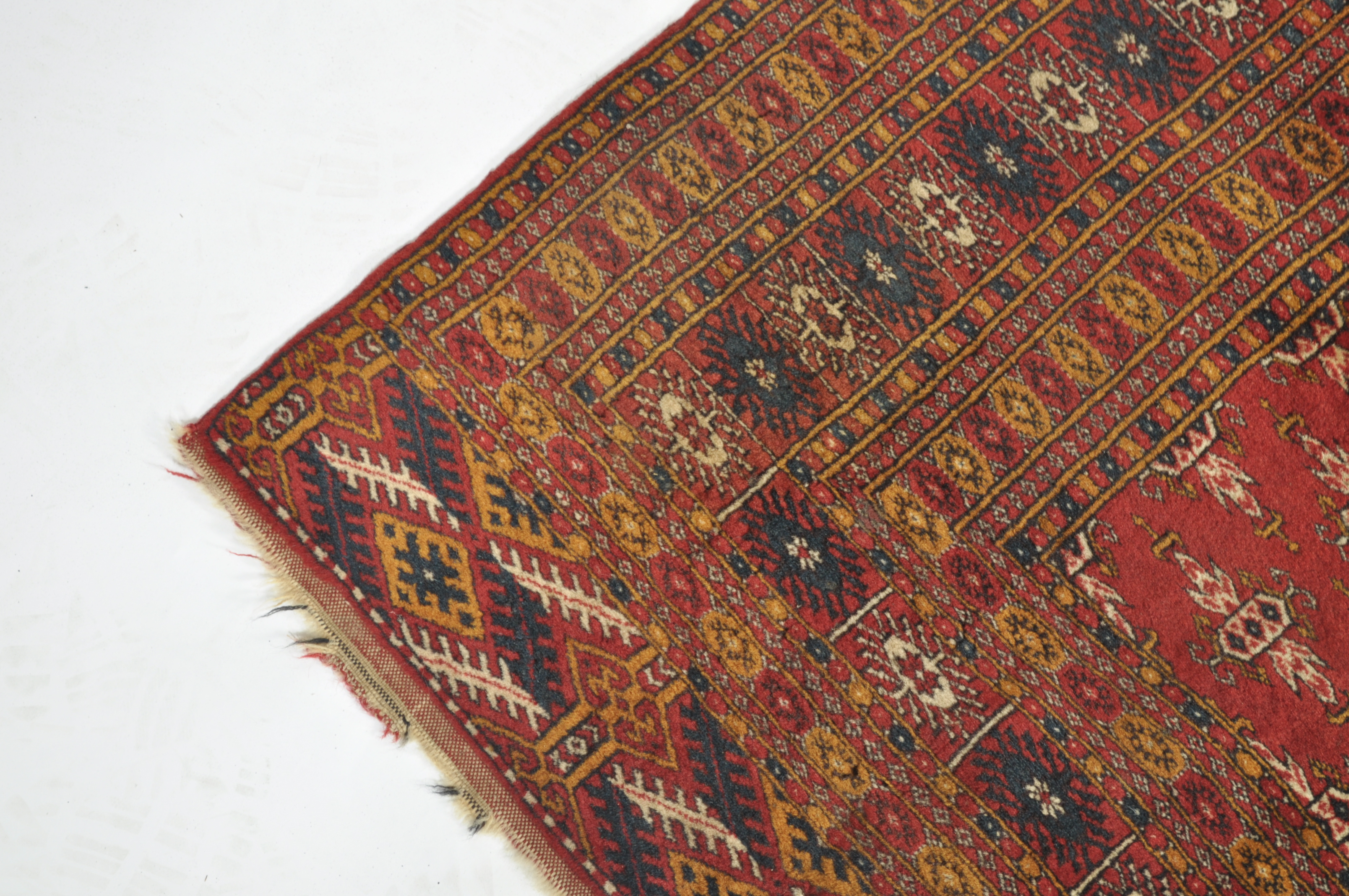 A vintage Uzbeki carpet rug being originally suppl - Image 3 of 4