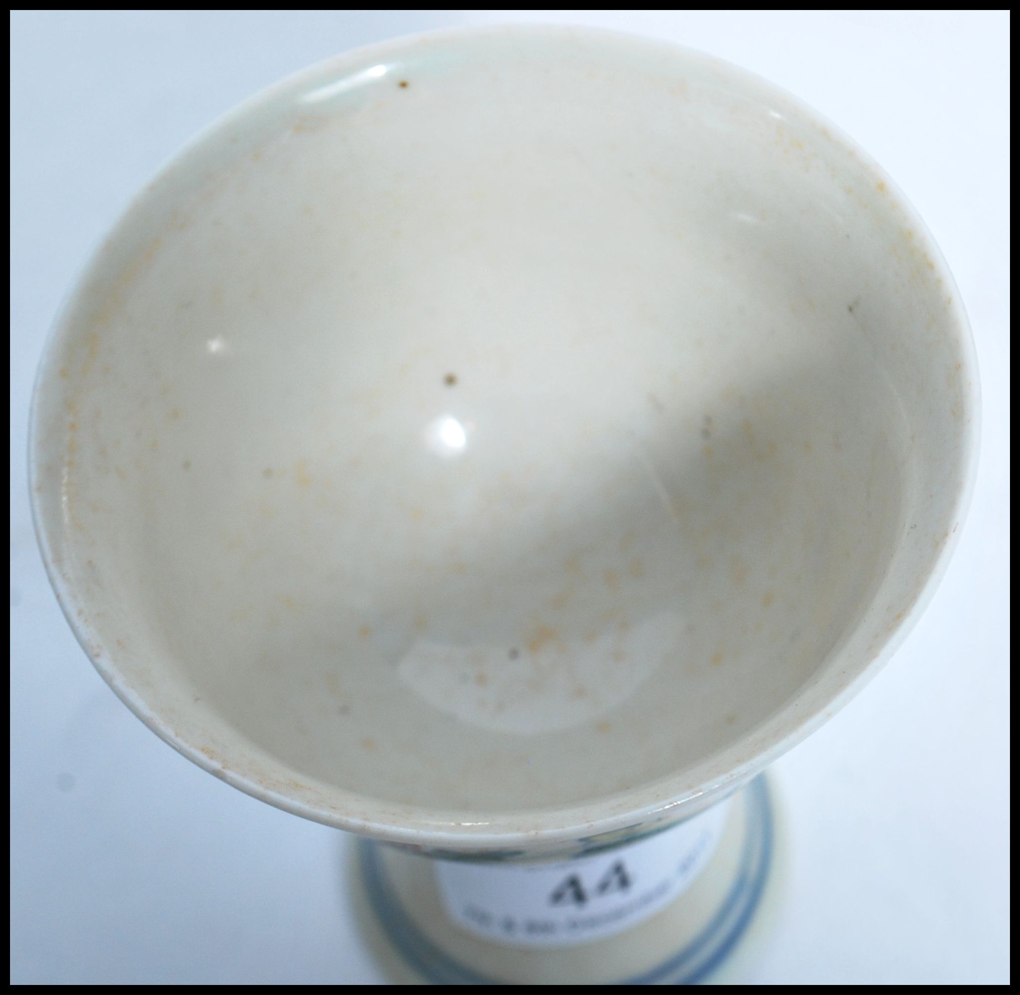 A 19th century Oriental Chinese sake cup depicting flowers with concentric blue circles and blue - Image 4 of 5