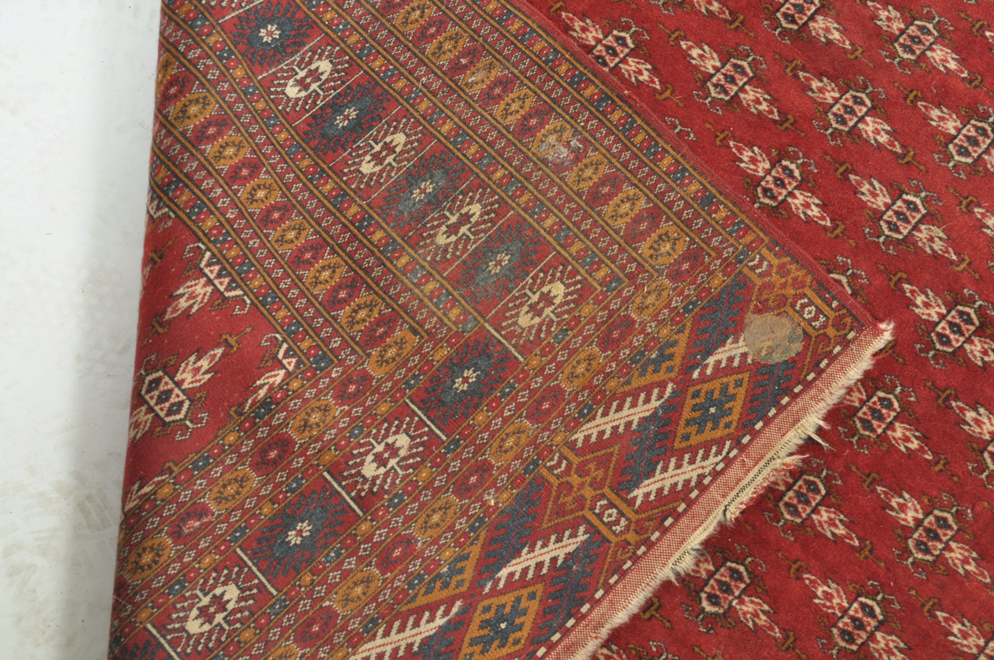 A vintage Uzbeki carpet rug being originally suppl - Image 4 of 4