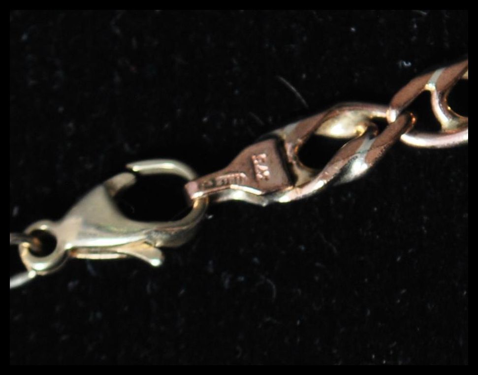 A 9ct gold 375 stamped double curb link necklace chain having a claw clasp. Measures 28 inches - Image 3 of 4