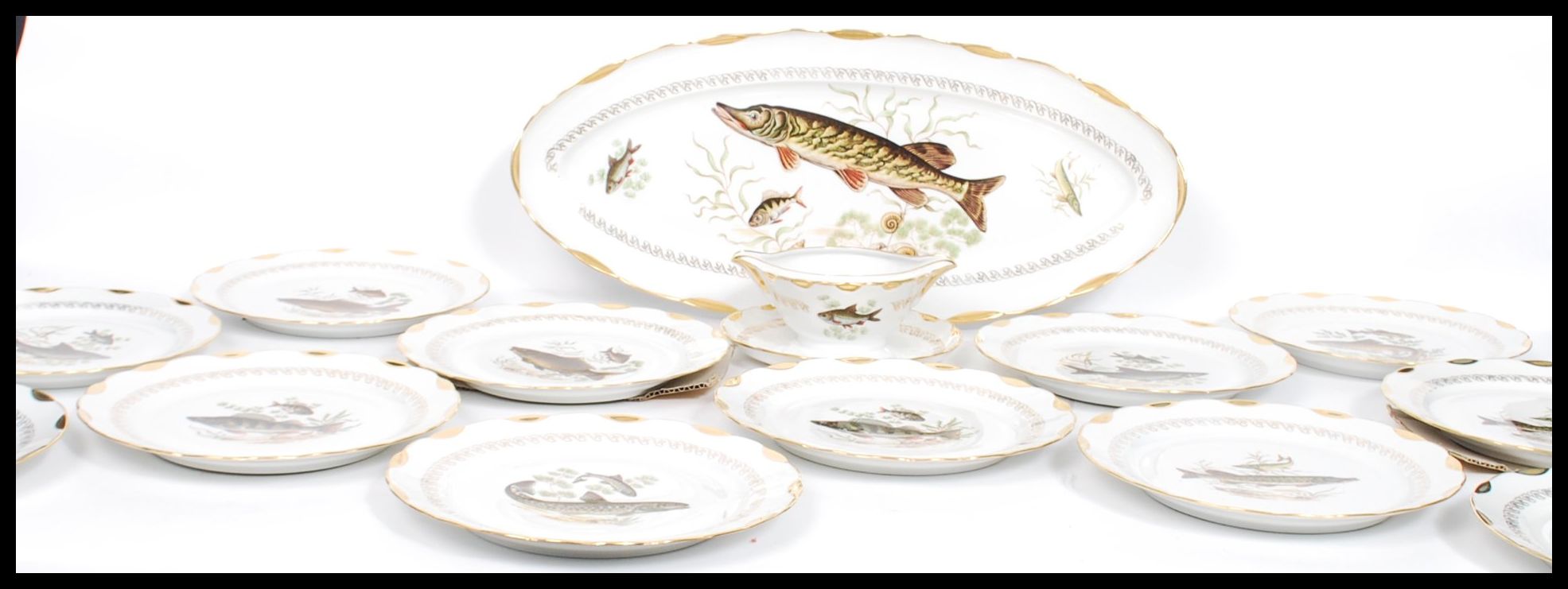 Limoges - A good twelve person fine porcelain dinner service, consisting of twelve dinner plates,