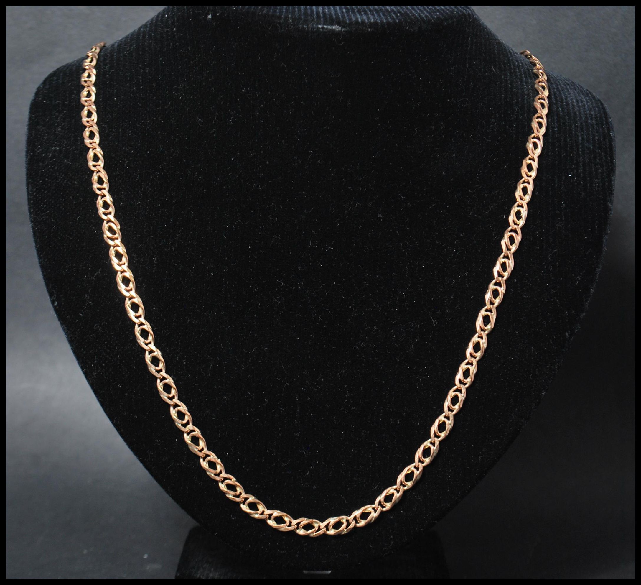 A 9ct gold 375 stamped double curb link necklace chain having a claw clasp. Measures 28 inches