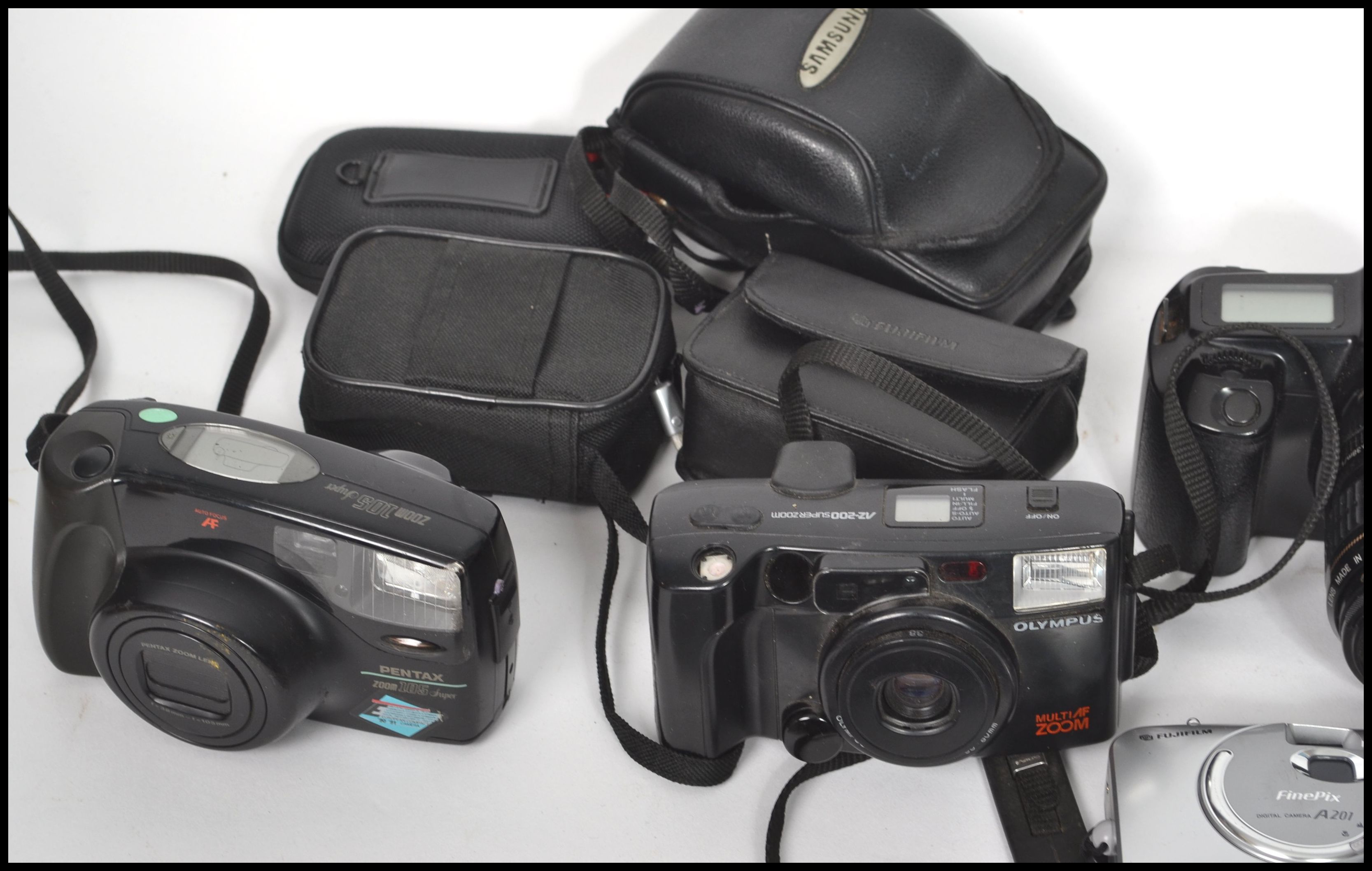 A collection of vintage 20th century  and retro cameras to include Canon EOS, Casio, Fuji, Kodak, - Image 2 of 4