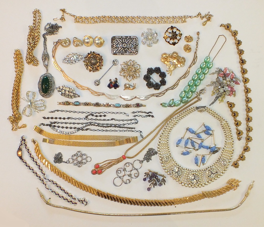 A quantity of costume jewellery, including earrings by Trifari, Sara Coventry, a simulated pearl and