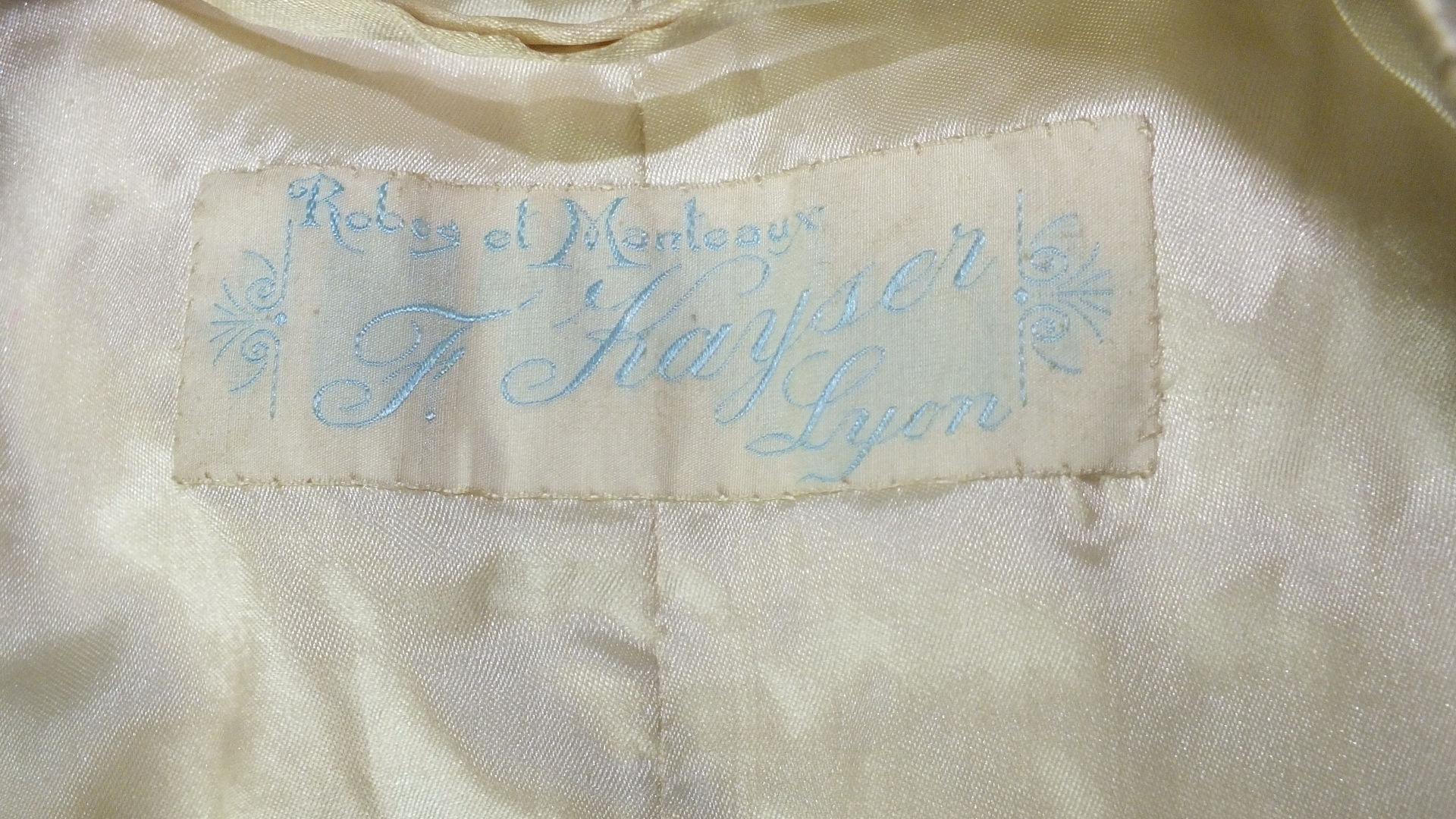 A late-19th century French cream silk coat with puff sleeves, decorated overall with silk braid - Image 5 of 5