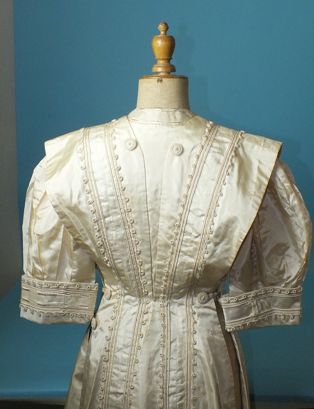 A late-19th century French cream silk coat with puff sleeves, decorated overall with silk braid - Image 3 of 5