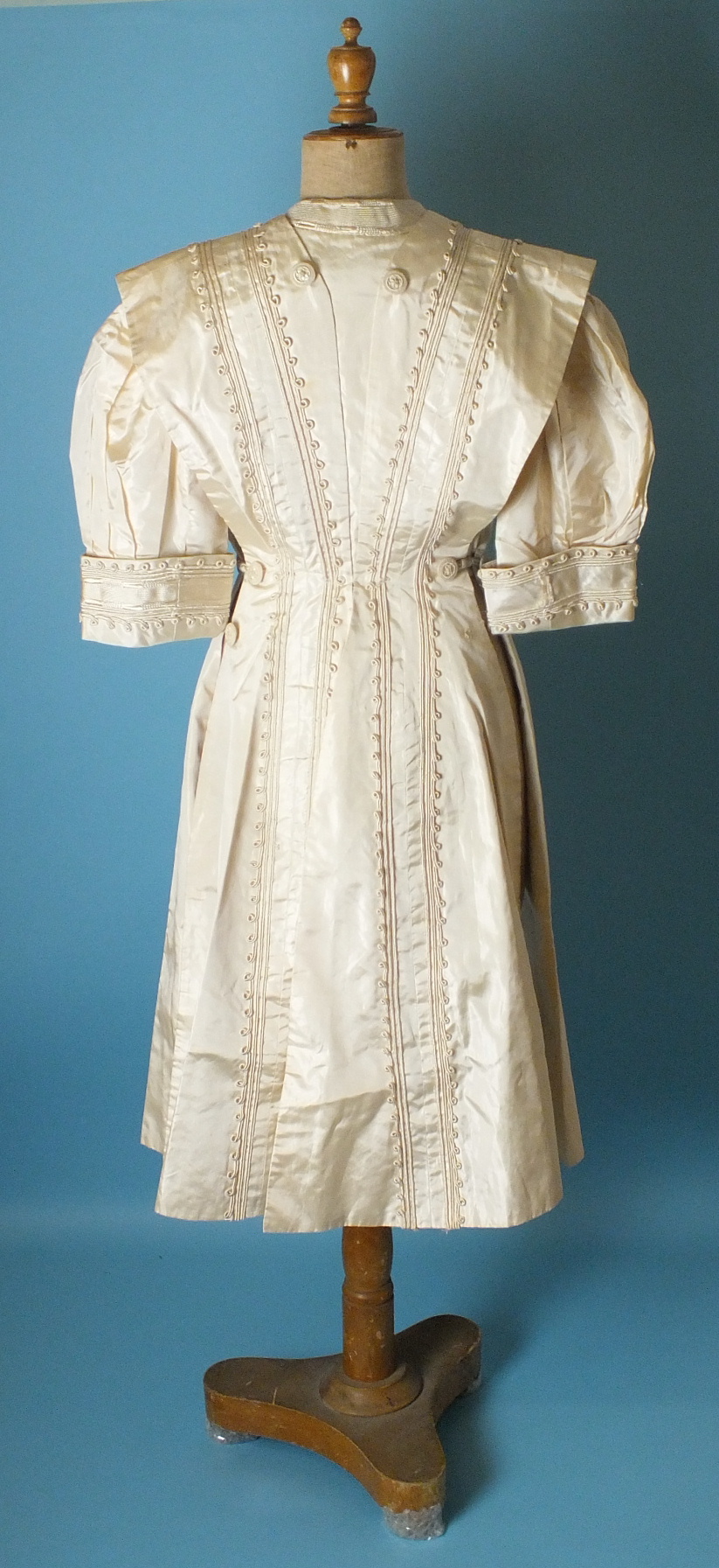 A late-19th century French cream silk coat with puff sleeves, decorated overall with silk braid - Image 2 of 5