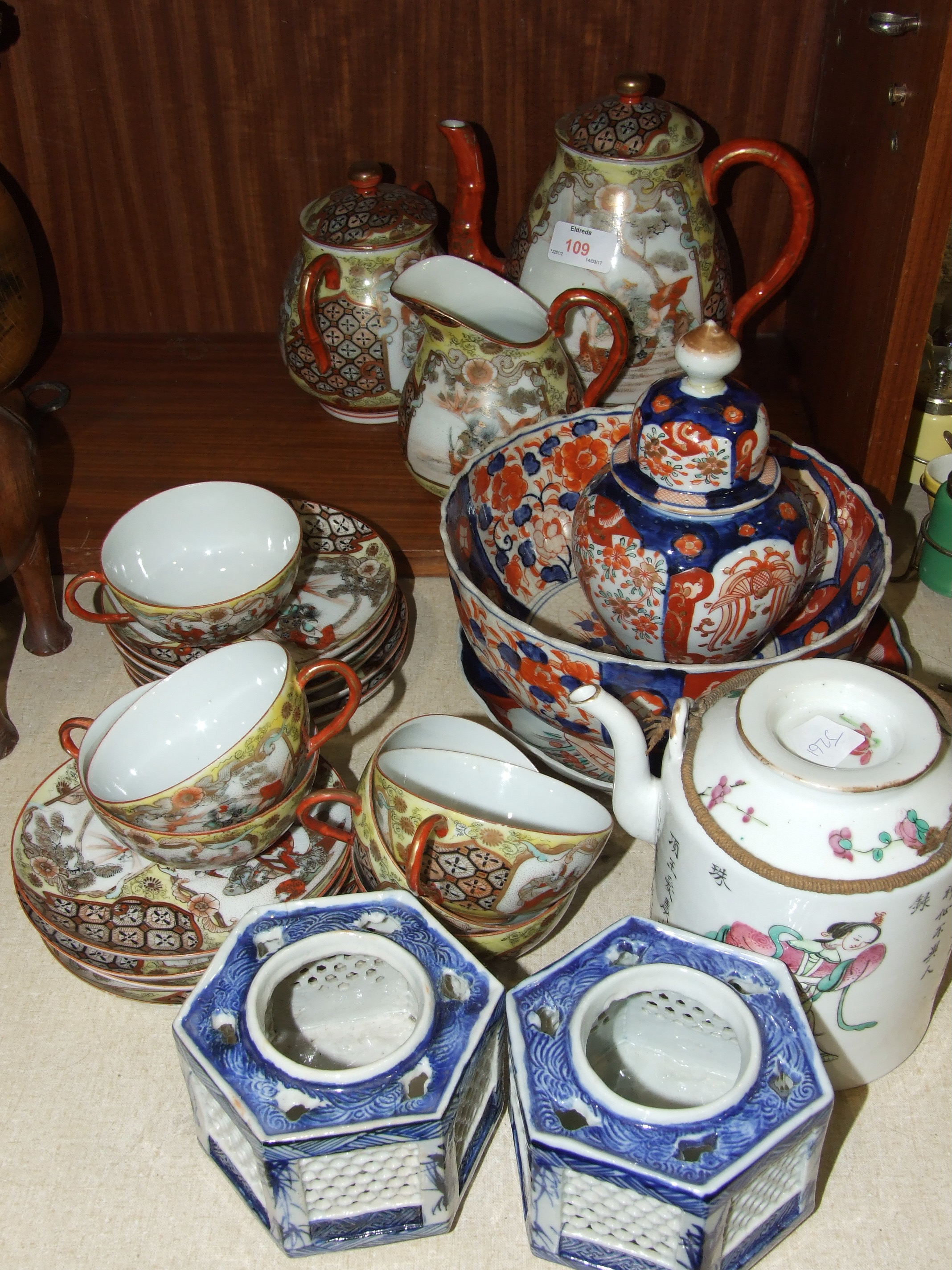 Eighteen pieces of oriental export tea ware decorated with figures, an Imari plate, 21cm diameter, a