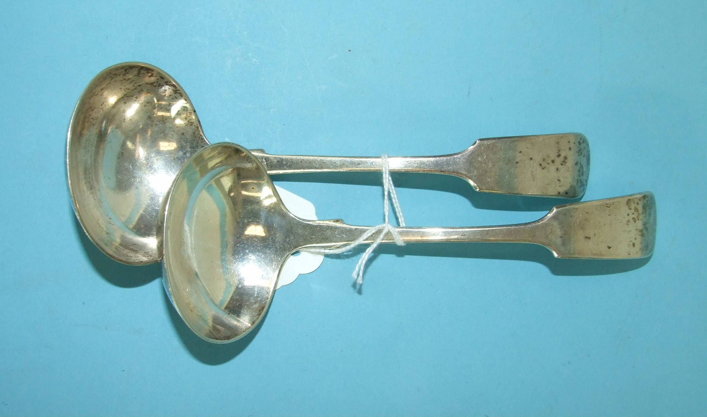 A pair of silver fiddle pattern ladles, Sheffield 1912, ___4½oz.