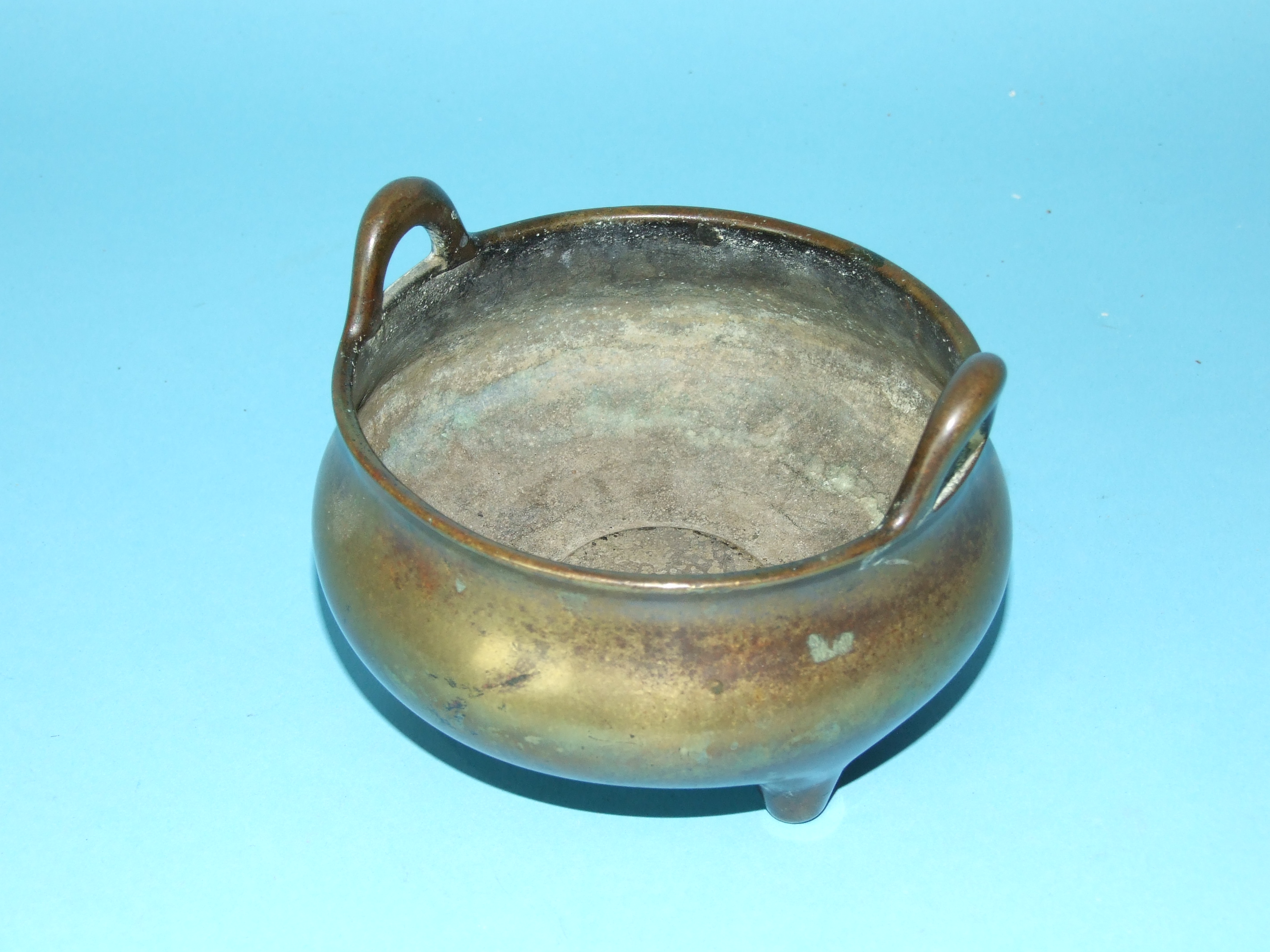 A Chinese antique bronze censer with two small handles, on short legs, impressed six character - Image 2 of 3