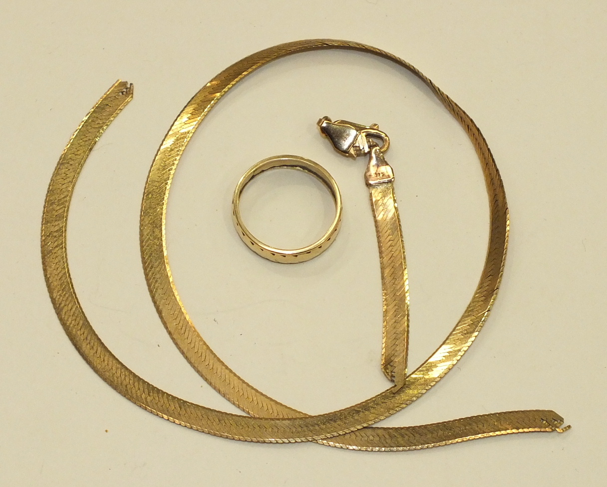 A 9ct gold wedding band, size K½ and a 9ct gold necklace (af), total wt 8g.