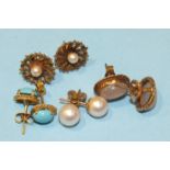 Four pairs of gold-mounted ear studs, set rose quartz, turquoise and pearl, 7g.