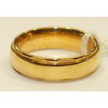 An 18ct gold wedding band, size P, 8.5g.