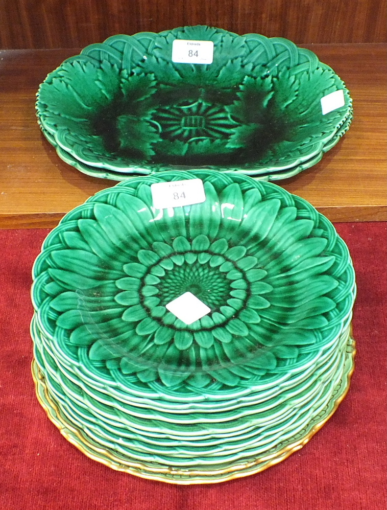 Ten Wedgwood green leaf pattern plates, 21.5cm diameter, two Wedgwood green shaped oval plates, 28 x