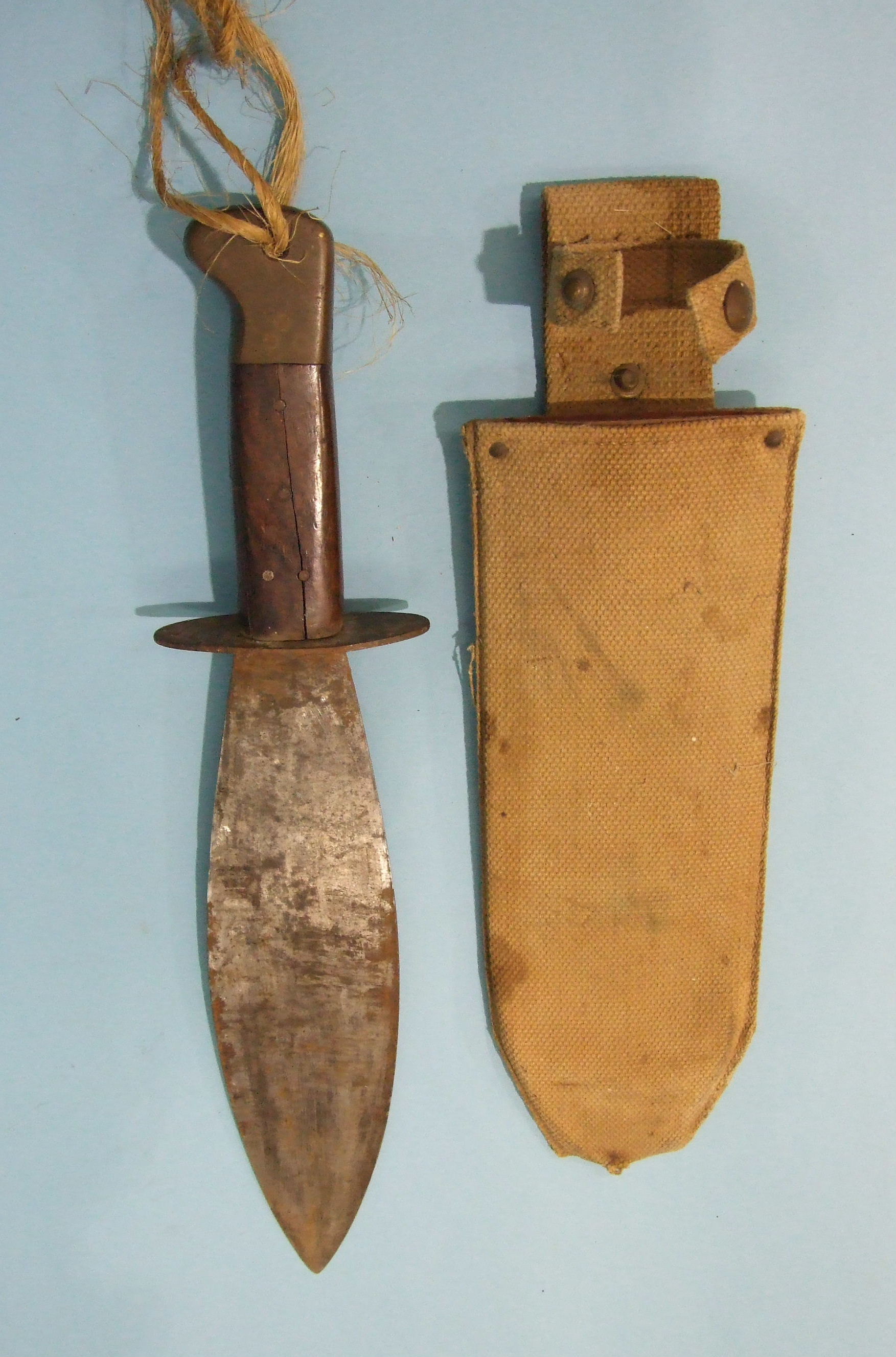 A WWII smatchet with 27.5cm leaf-shaped blade, metal cross guard, rosewood grips and bronzed metal - Image 2 of 2