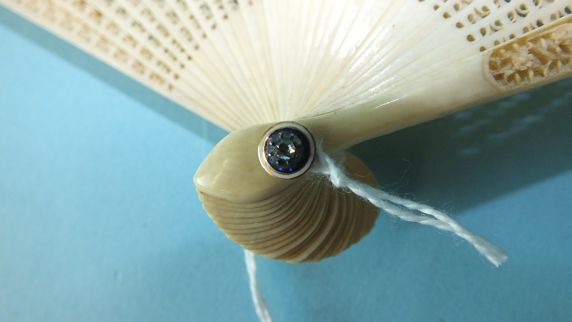 A 19th century Chinese carved ivory brisé fan, the guards carved with flowers and birds, the brisé - Image 4 of 4