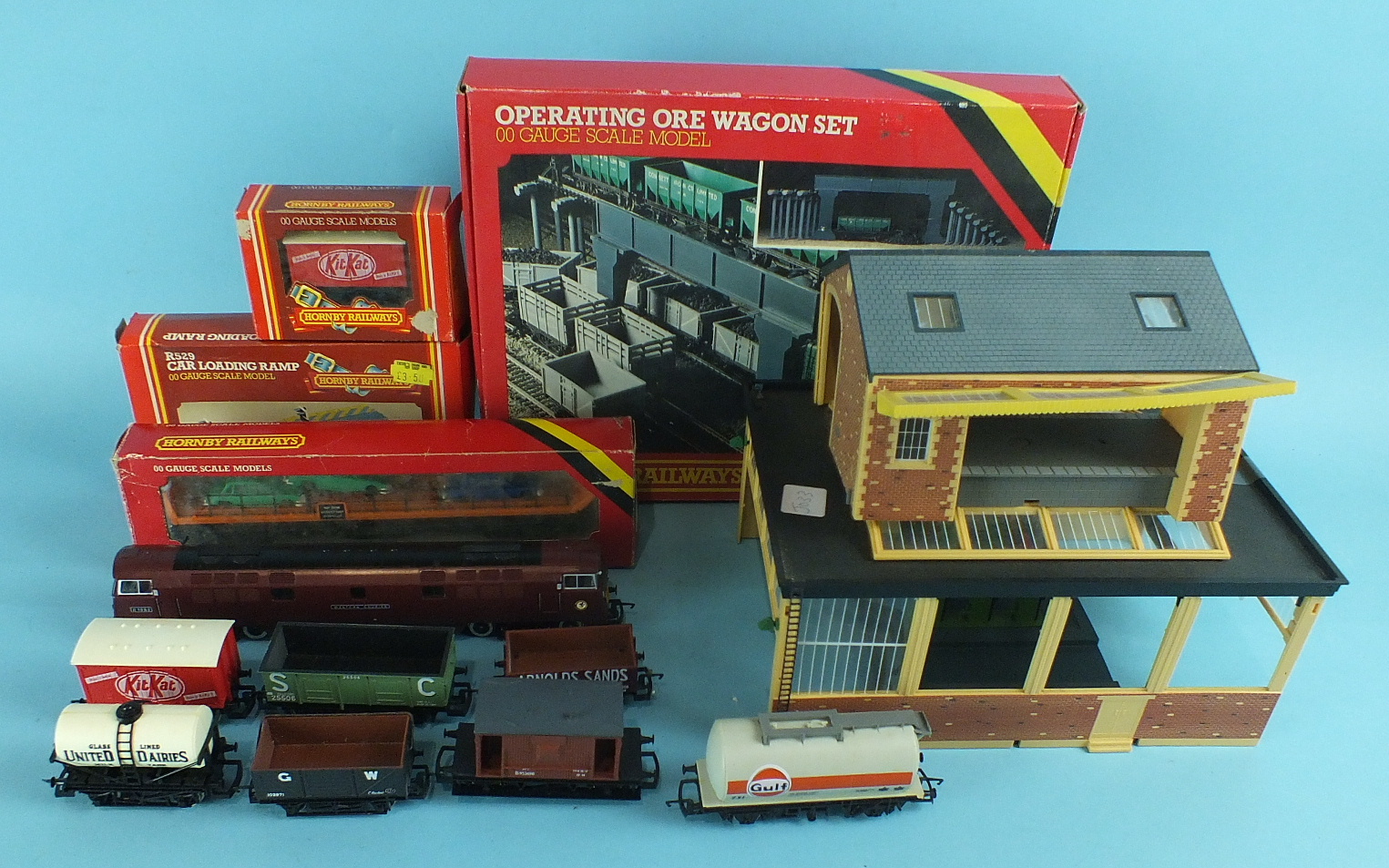 Hornby, an R415 Operating Ore Wagon Set, (a/f), R126 Car Transporter, R722 'Kit Kat' closed van, all