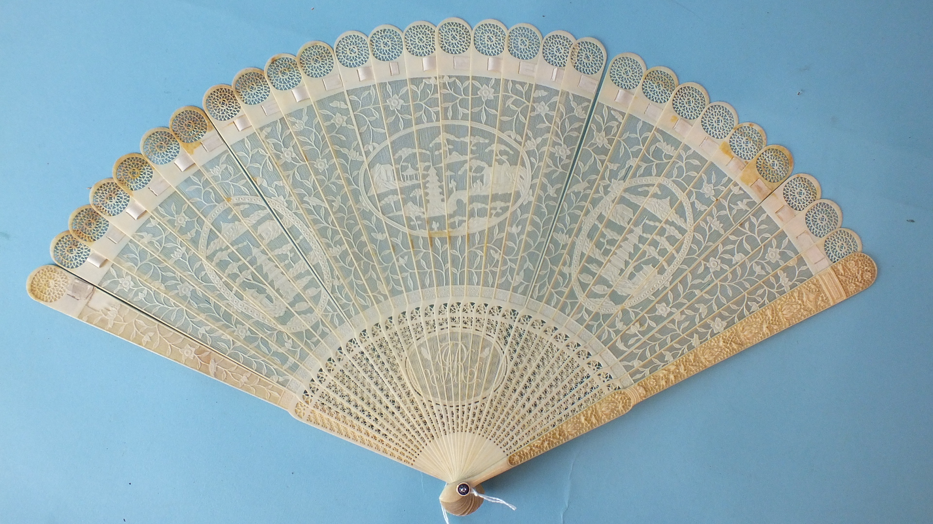 A 19th century Chinese carved ivory brisé fan, the guards carved with flowers and birds, the brisé - Image 2 of 4