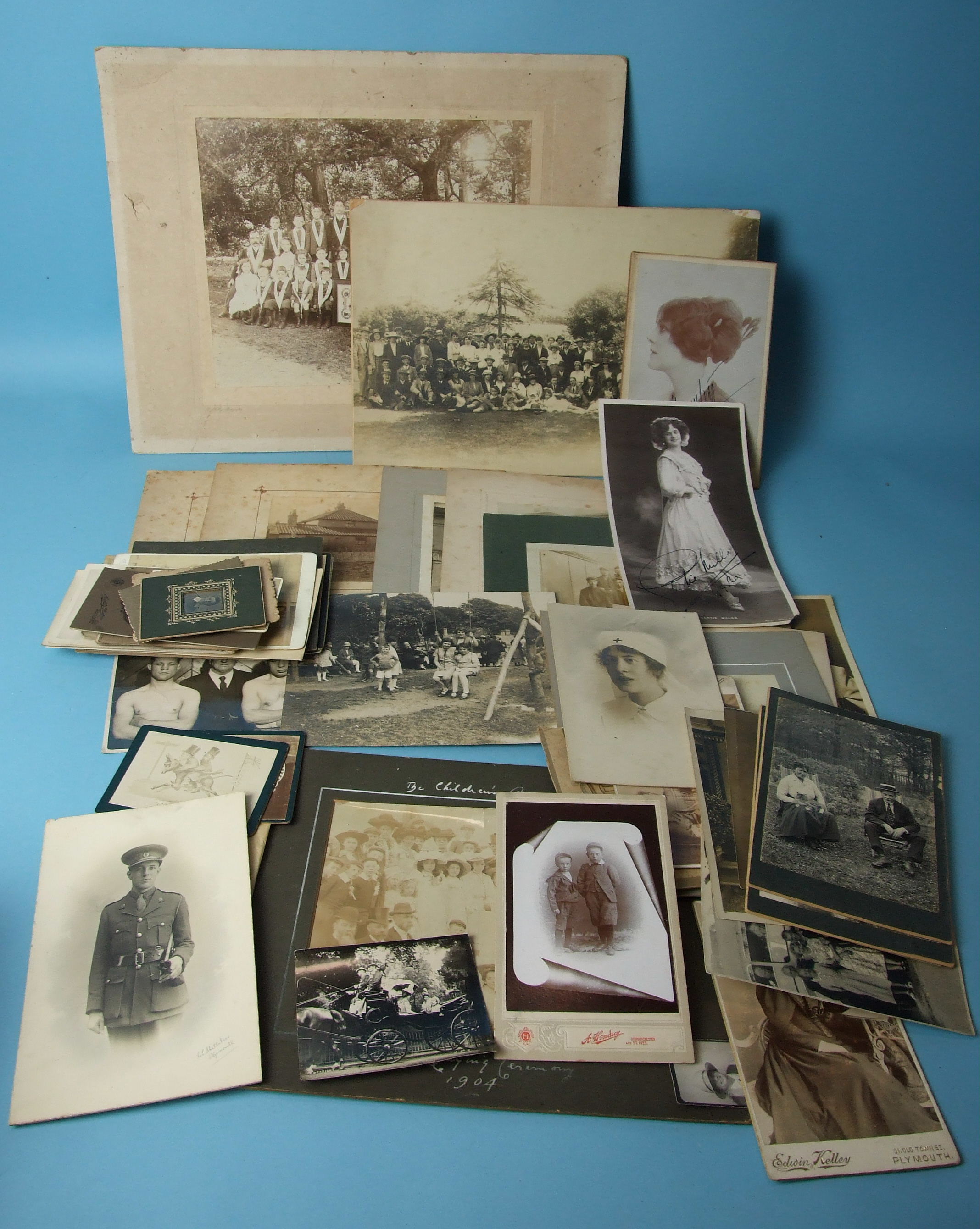 A quantity of loose cartes de visite and other photographs, including a photo of the Prince of Wales