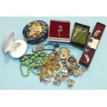 A quantity of costume jewellery.