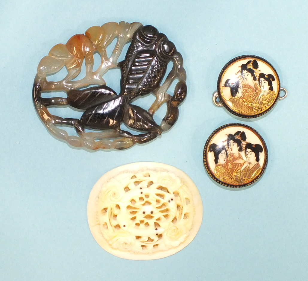 An incised carved hardstone pendant in the form of a shubunkin, a pair of Satsuma buttons and a 19th