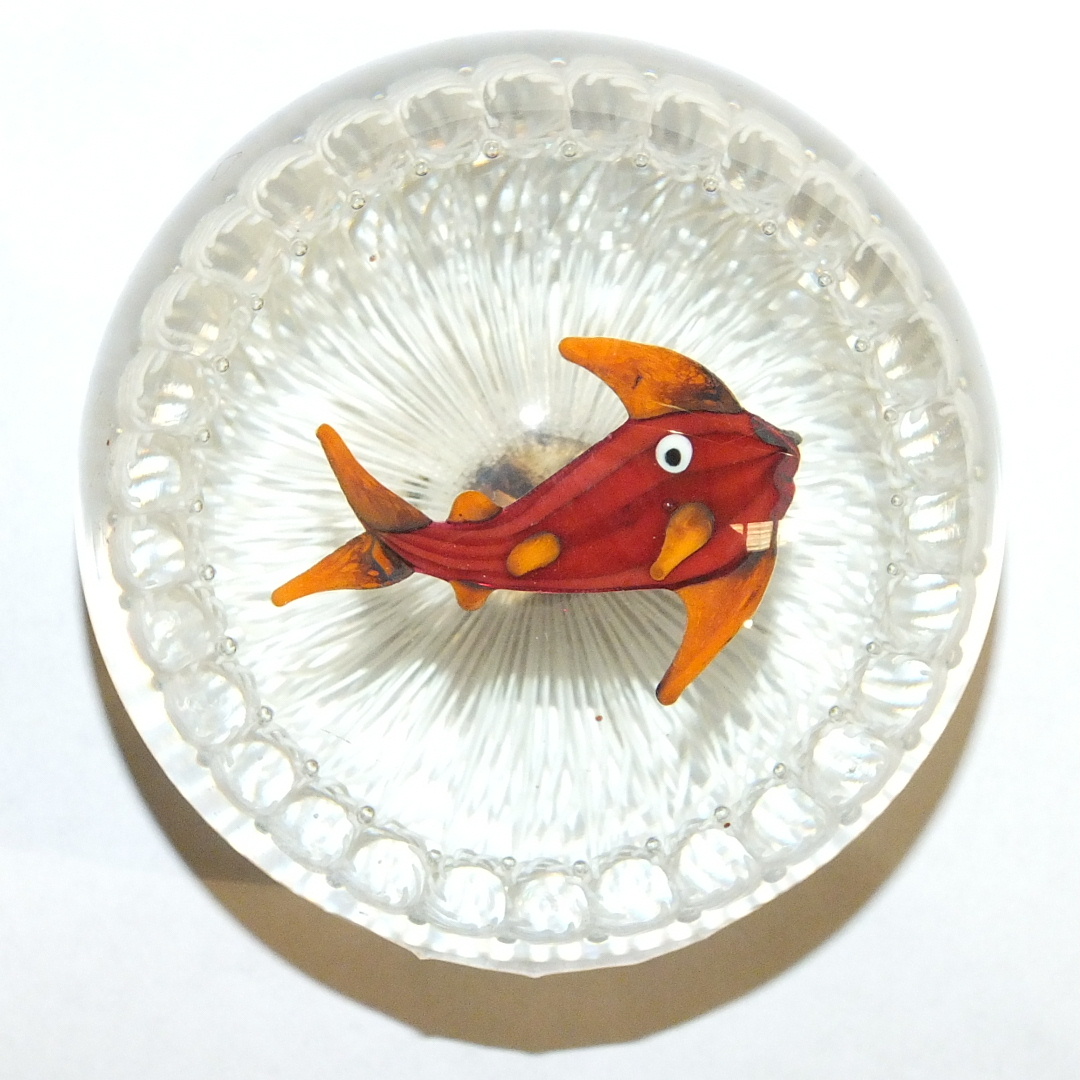 A glass paperweight in the style of Paul Ysart, decorated with a fish on a white lattice ground, 8cm - Image 3 of 7