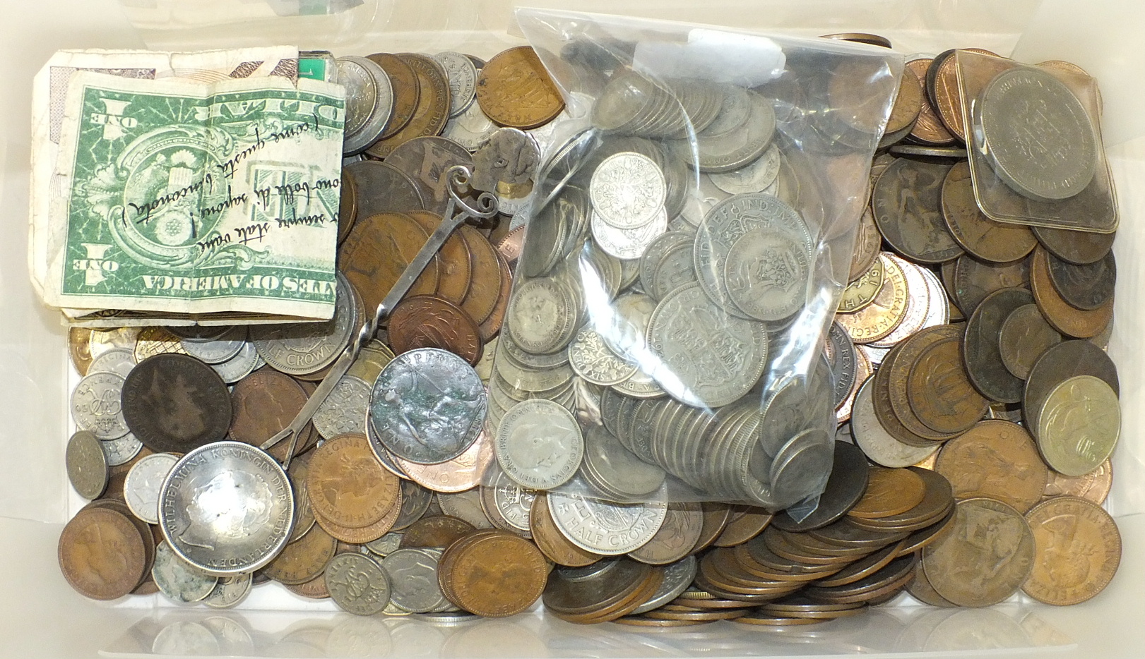 A collection of British coinage, including a quantity of pre-1947 silver.