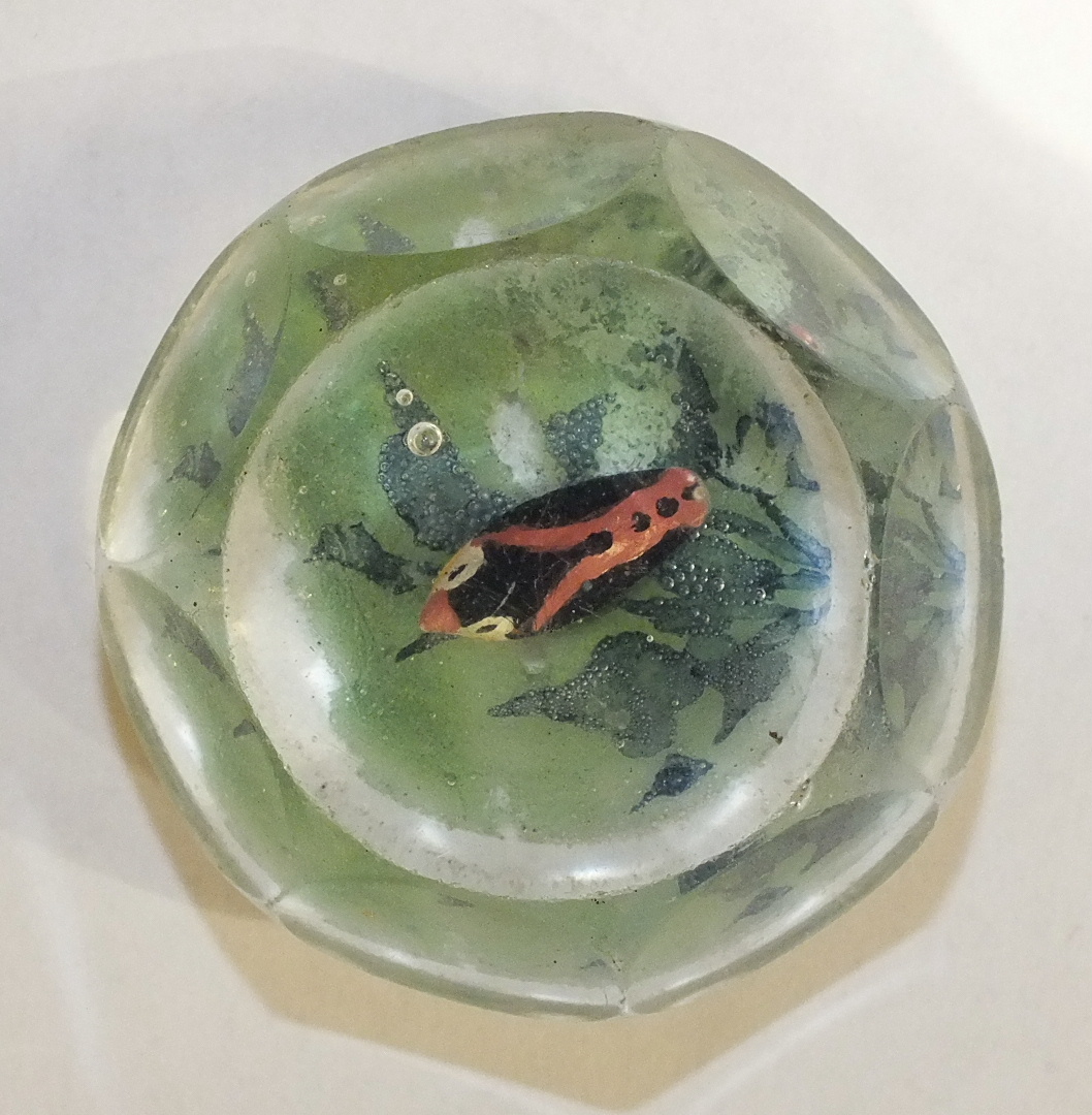 A glass paperweight in the style of Paul Ysart, decorated with a fish on a white lattice ground, 8cm - Image 5 of 7