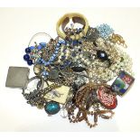 A quantity of costume jewellery.