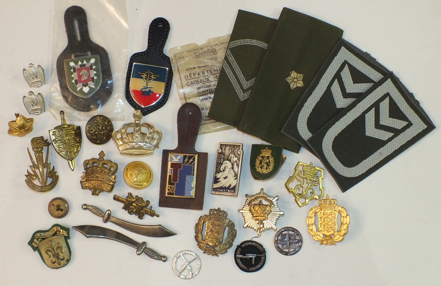 An enamelled white metal badge for 19ièm Régiment D'Infanterie (France), by Drago, Paris and other