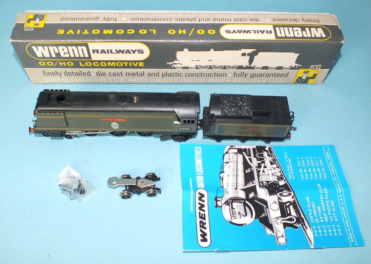 Wrenn OO gauge W2265 4-6-2 BR green streamline Bulleid Pacific locomotive, "Sir Winston Churchill"