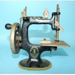 A toy Singer sewing machine, 17cm high.