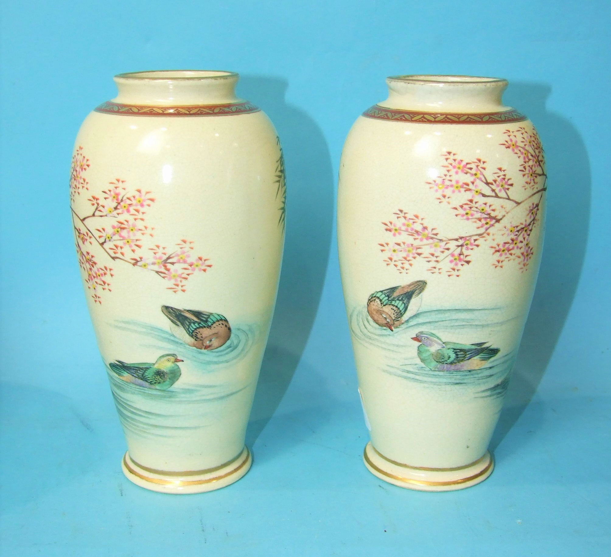 A pair of Japanese Satsuma vases decorated with ducks, 18cm high, a similar box and cover, (a/f), - Image 2 of 3