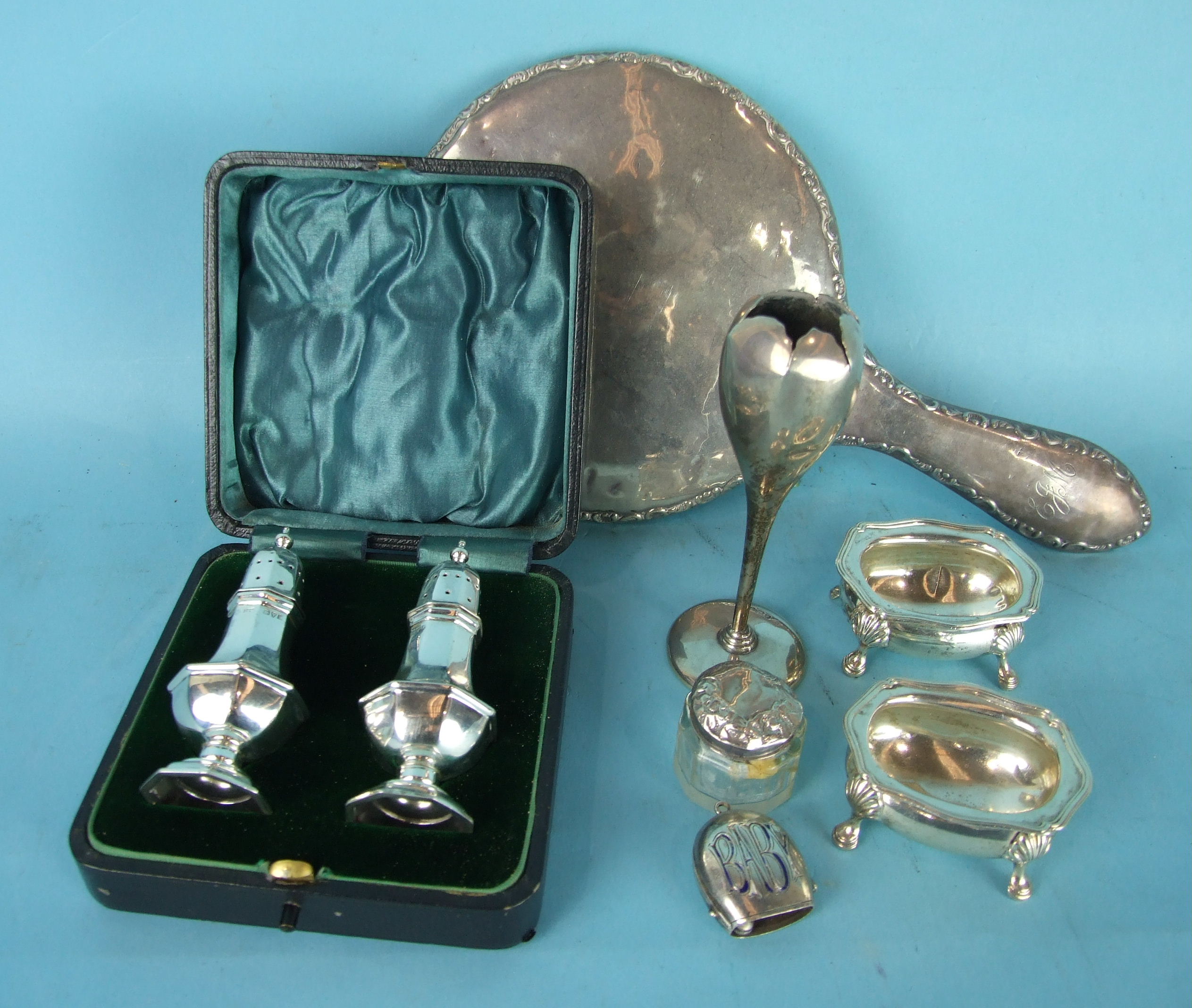 A pair of octagonal shaped silver peppers in fitted case, Chester 1916, 9cm high, a pair of salts