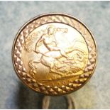 An Edward VII half sovereign in 9ct gold ring mount, 8.3g.