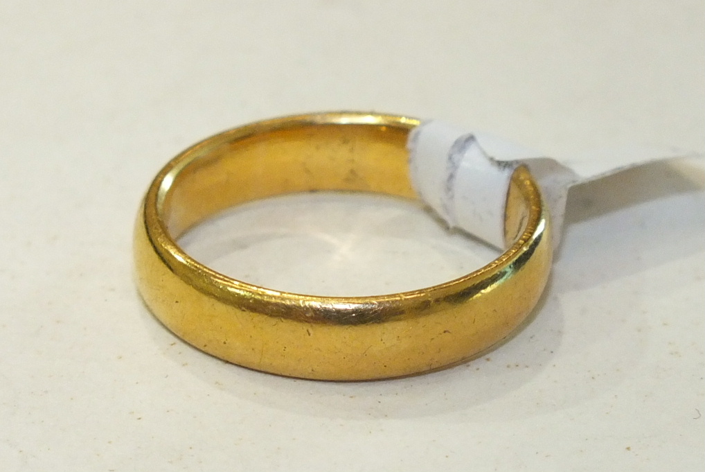 A 22ct gold wedding band, size P, 8g.