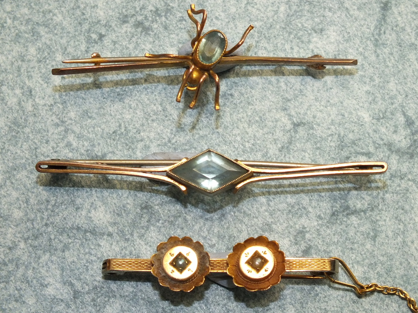 An Edwardian 9ct gold spider brooch (af), and two other gold brooches, total weight 7.2g.