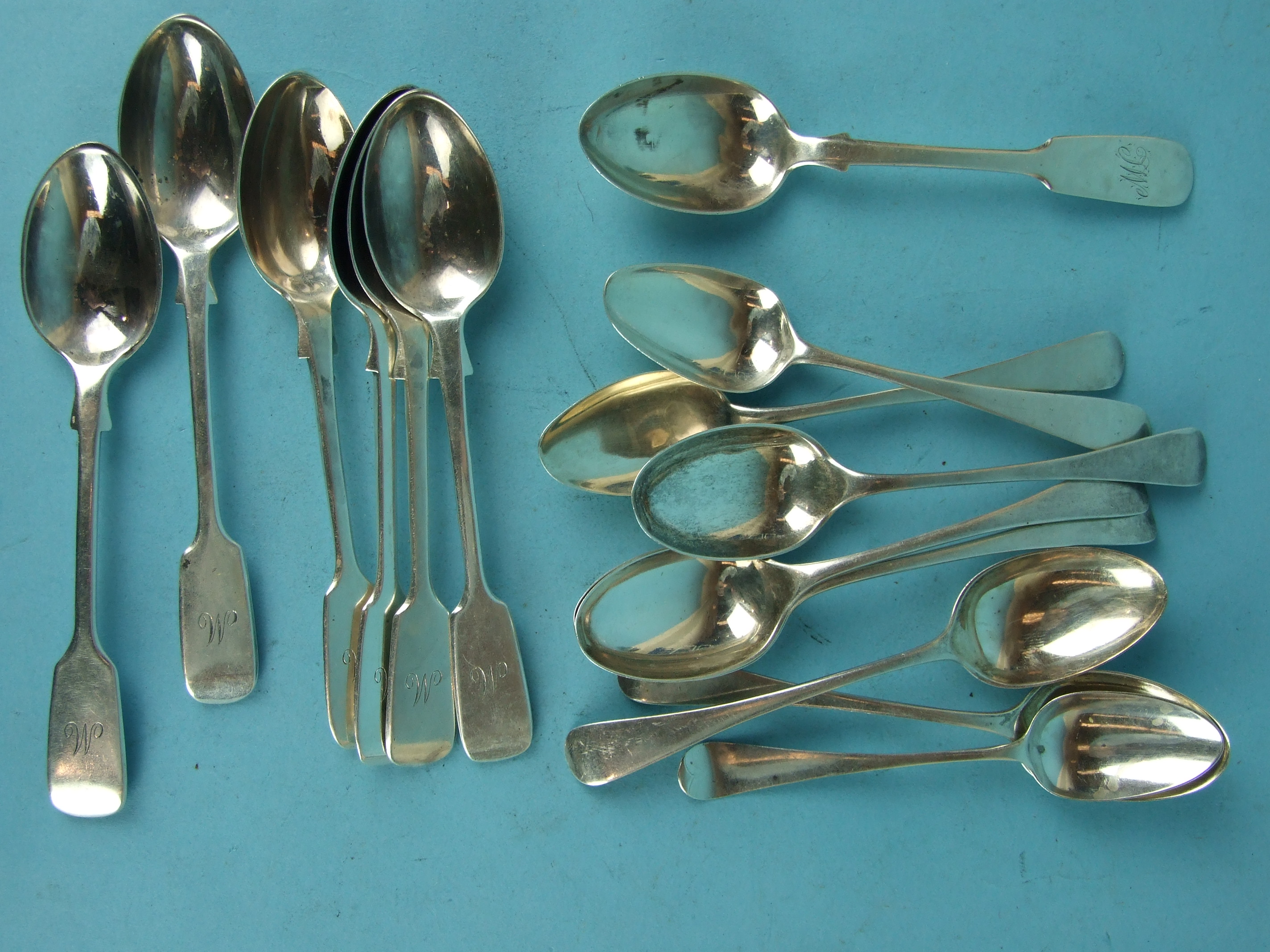 A set of six silver fiddle pattern teaspoons, London 1901 and a collection of teaspoons, mainly late