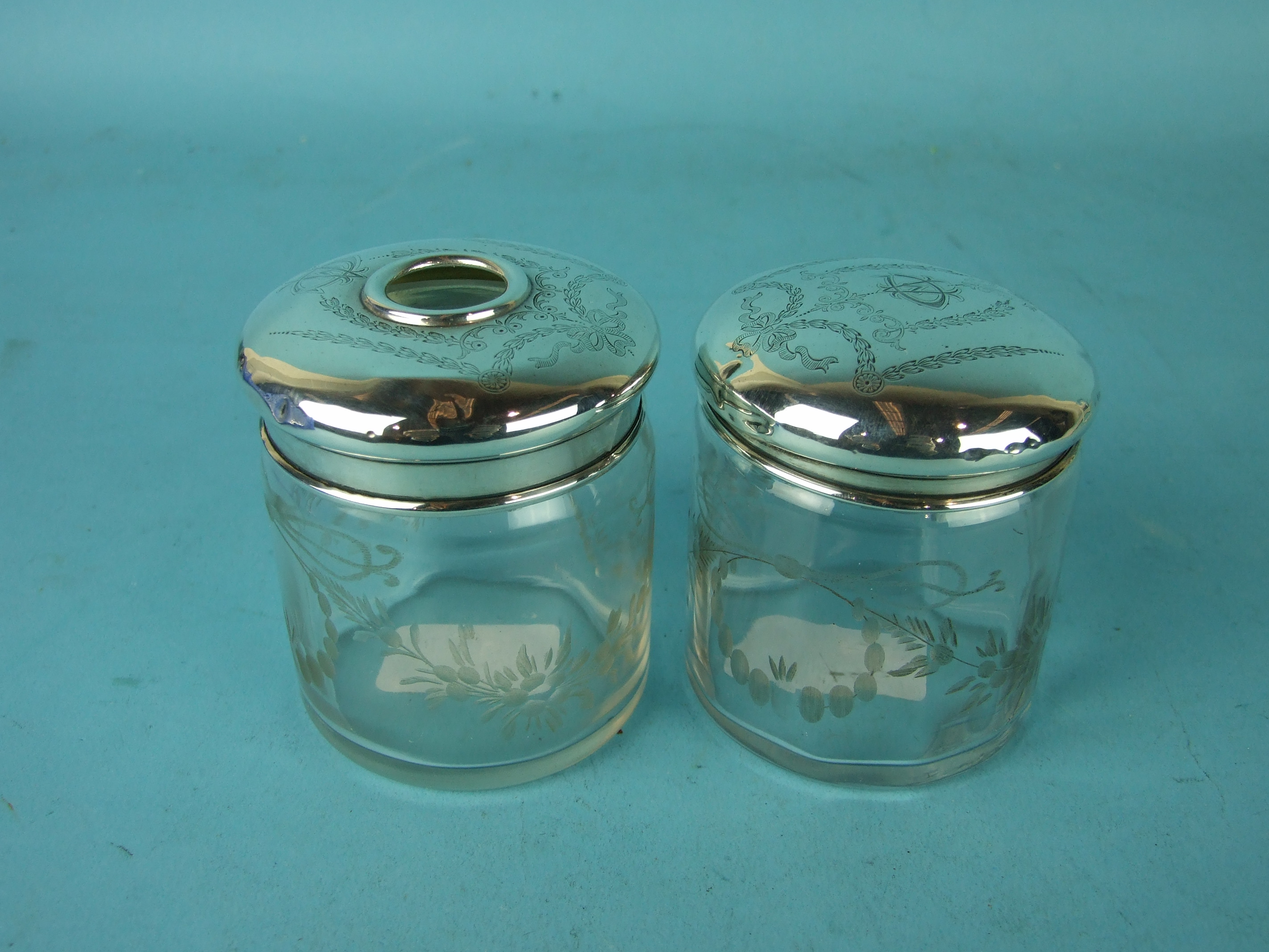 A silver dressing table set, comprising a shaped rectangular galleried tray, a hand mirror, 30 x - Image 2 of 2