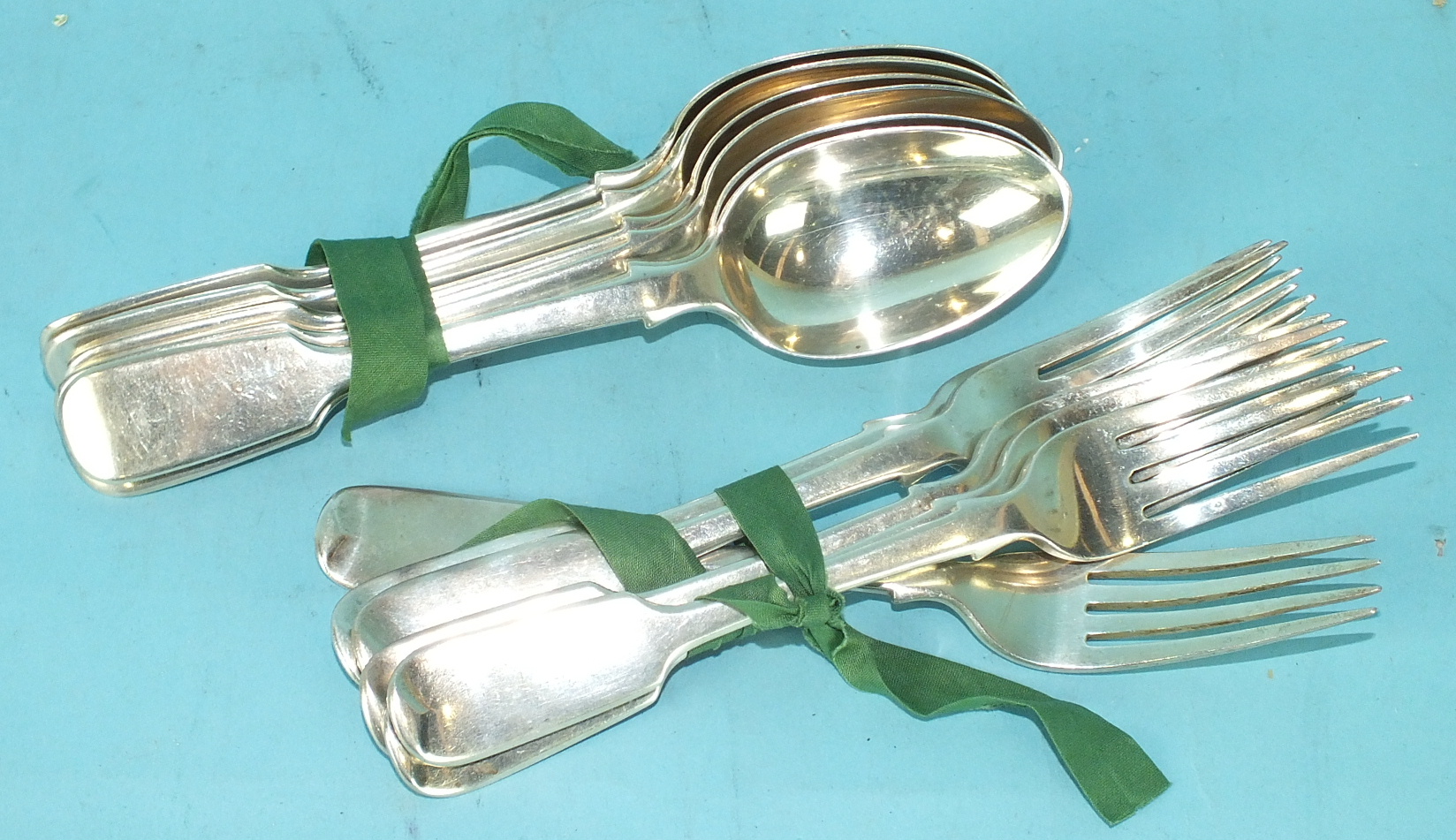 A set of six each silver fiddle pattern dessert forks and spoons, London 1906, ___20oz.