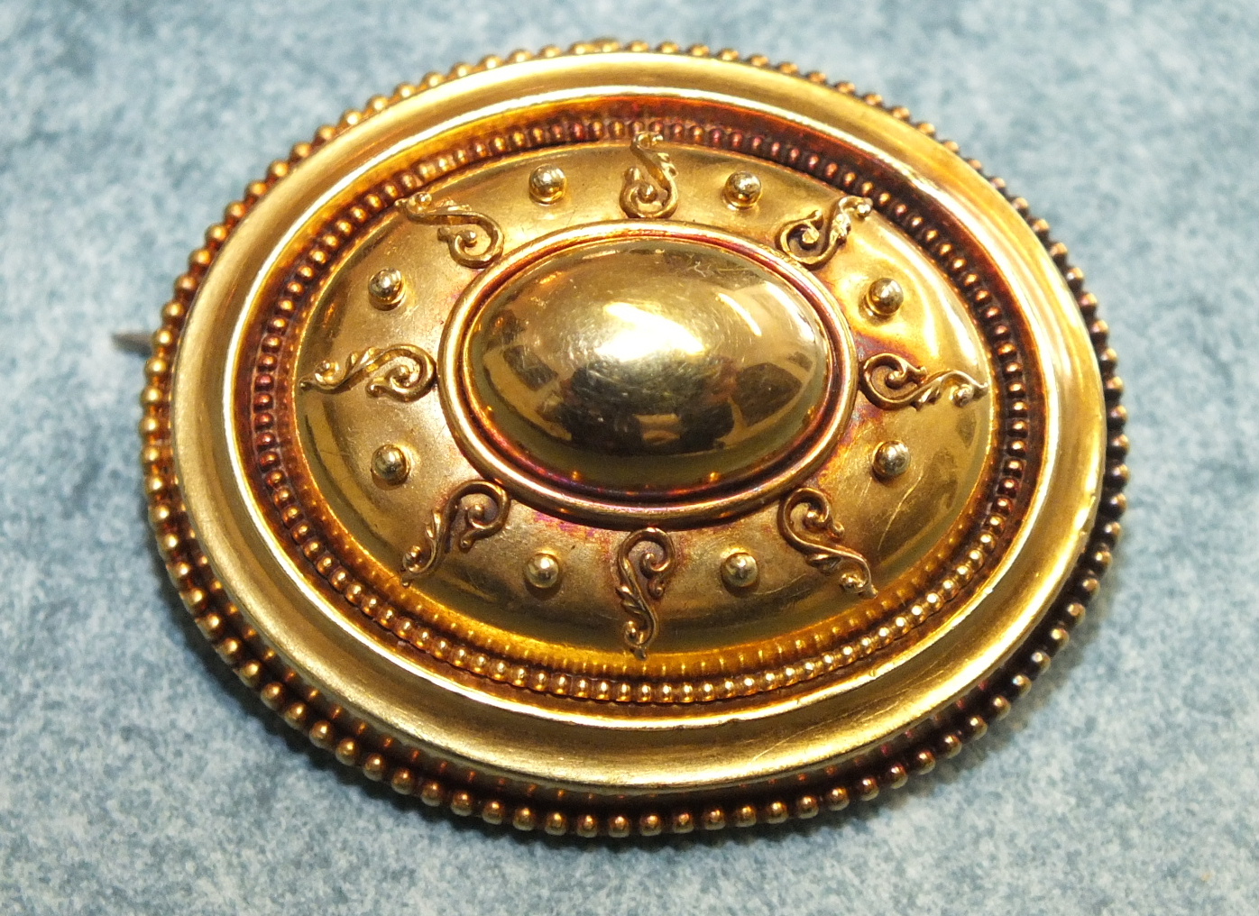 A Victorian 18ct gold oval brooch with cannetile decoration, 7.9g.