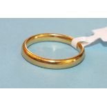 A 22ct gold wedding band, size L, 4g.
